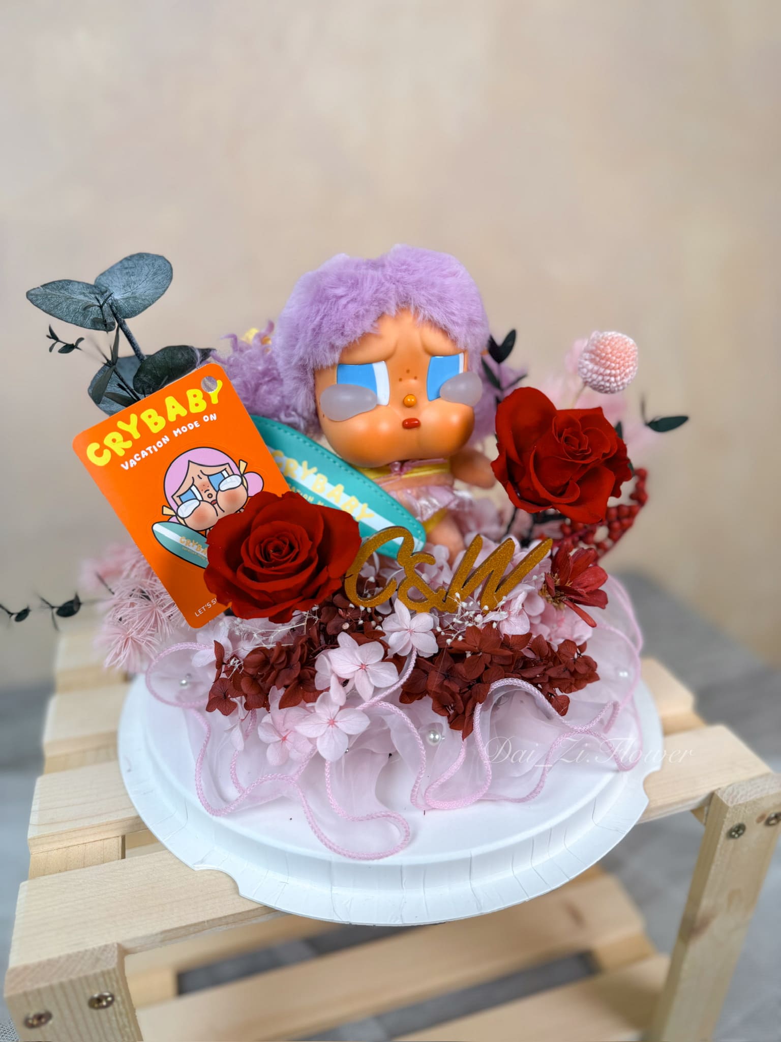 CRYBABY公仔永生花蛋糕花禮側面-哭寶紫髮搭配酒紅玫瑰粉色繡球客製刻字蛋糕花-台北潮流送禮永生花推薦-代紫花藝