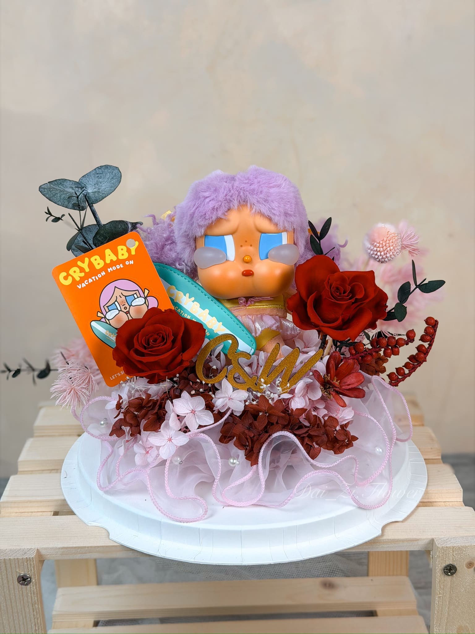 台北CRYBABY永生花蛋糕花禮正面-紫髮哭寶公仔搭配深紅永生玫瑰繡球乾燥花蛋糕造型-潮流公仔永生花禮推薦-代紫花藝