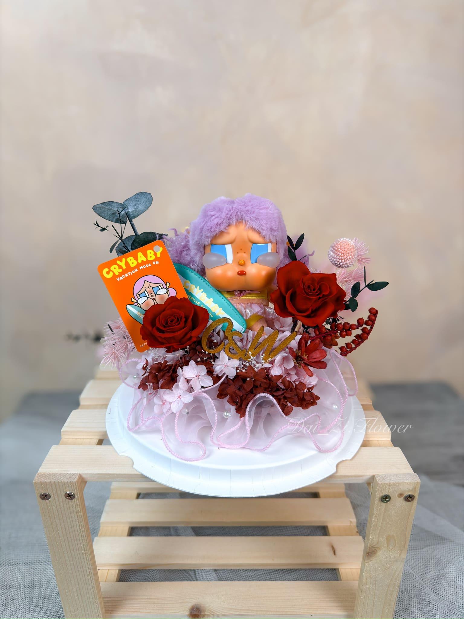 CRYBABY永生花蛋糕花禮全景-Crybaby哭寶公仔酒紅深粉永生玫瑰花蛋糕造型客製禮物-台灣潮玩永生花禮盒-代紫花藝DAIZI