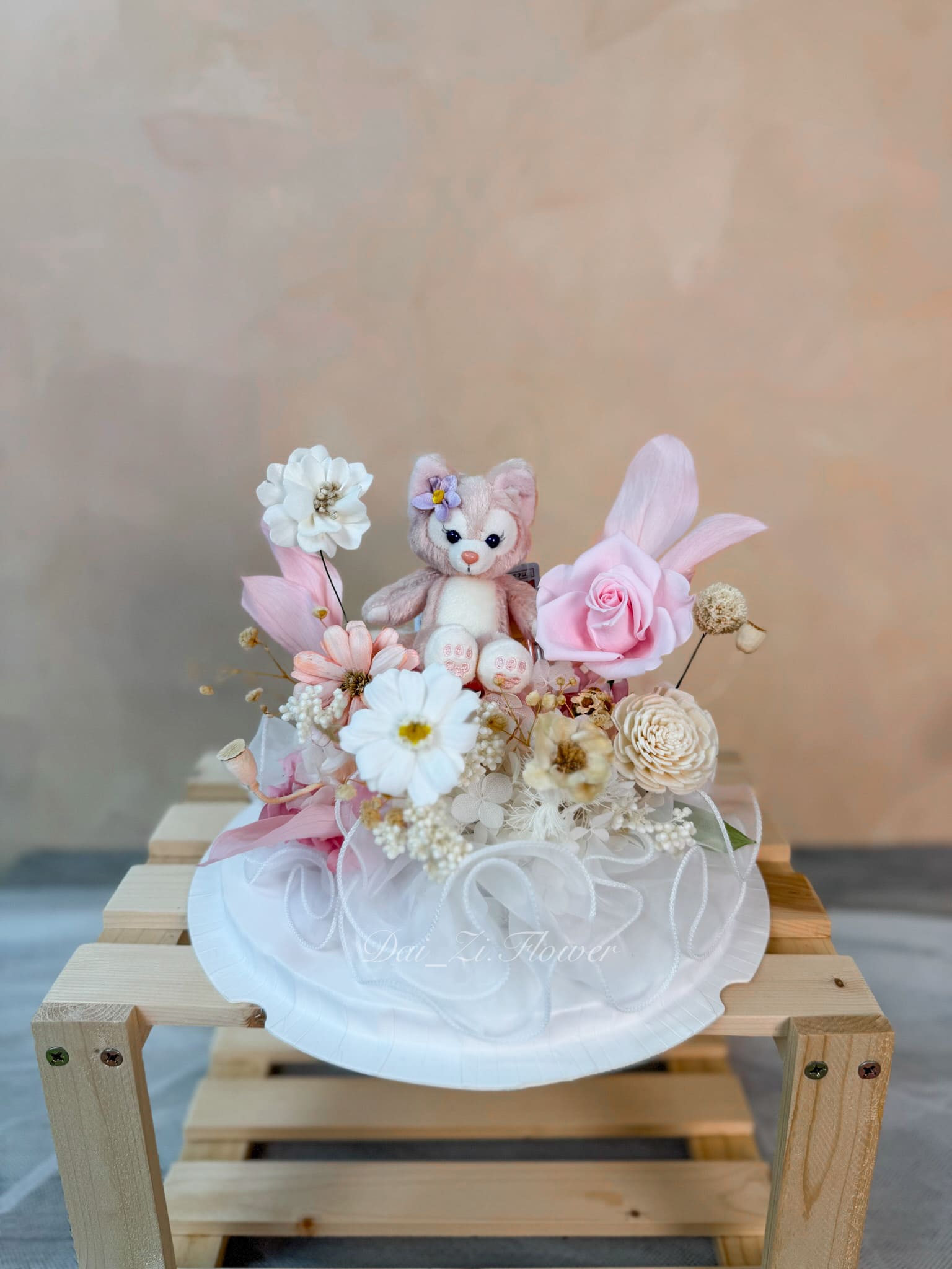 玲娜貝兒永生花蛋糕花禮全景低角度-LinaBell粉狐狸公仔搭配粉白永生花蛋糕-高質感迪士尼花禮台北-代紫花藝永生花推薦