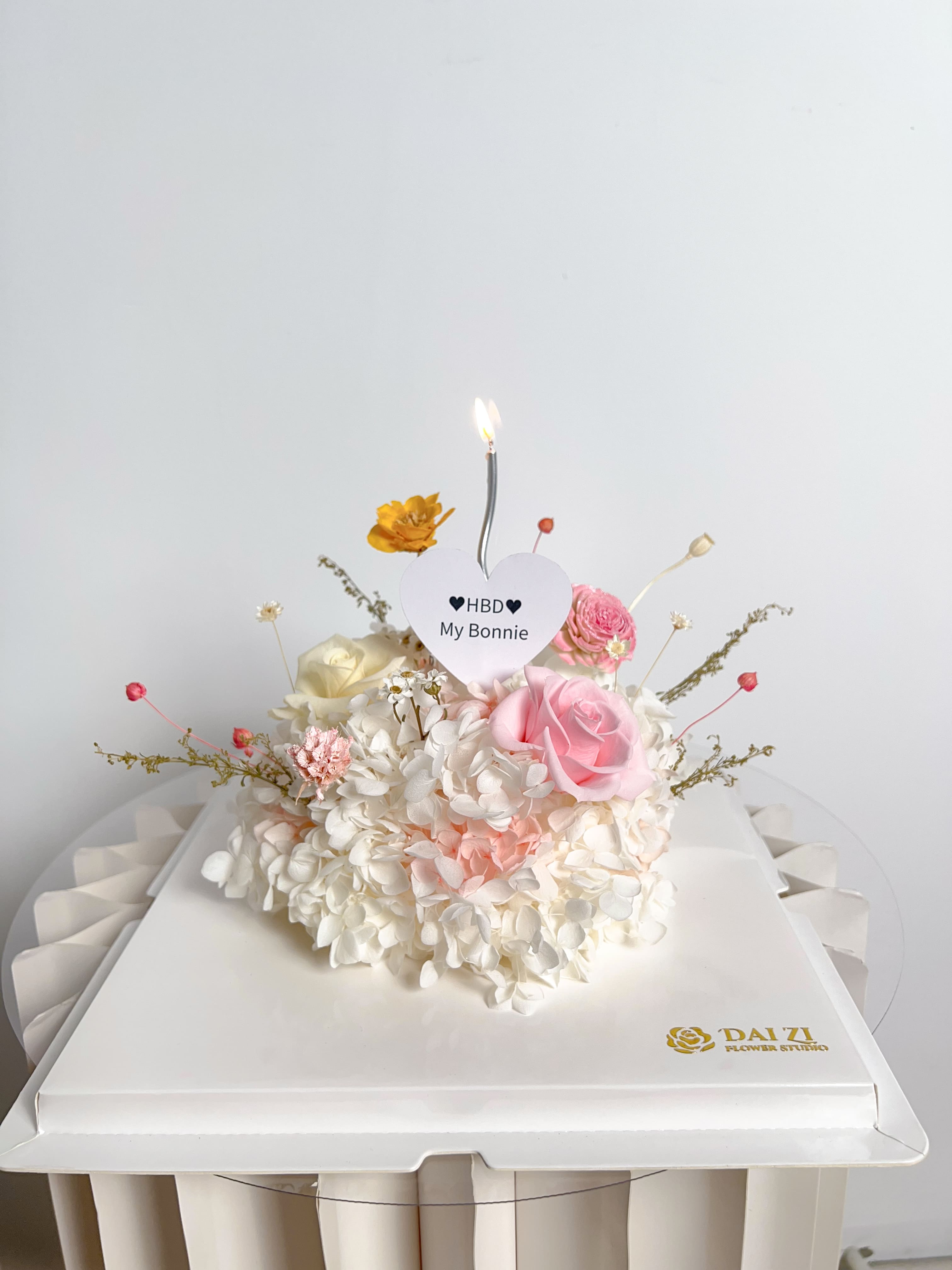 永生花蛋糕花禮點蠟燭側面-粉白繡球玫瑰永生花生日花蛋糕搭配代紫花藝禮盒-台北生日送禮永生花蛋糕推薦-高質感花禮台灣