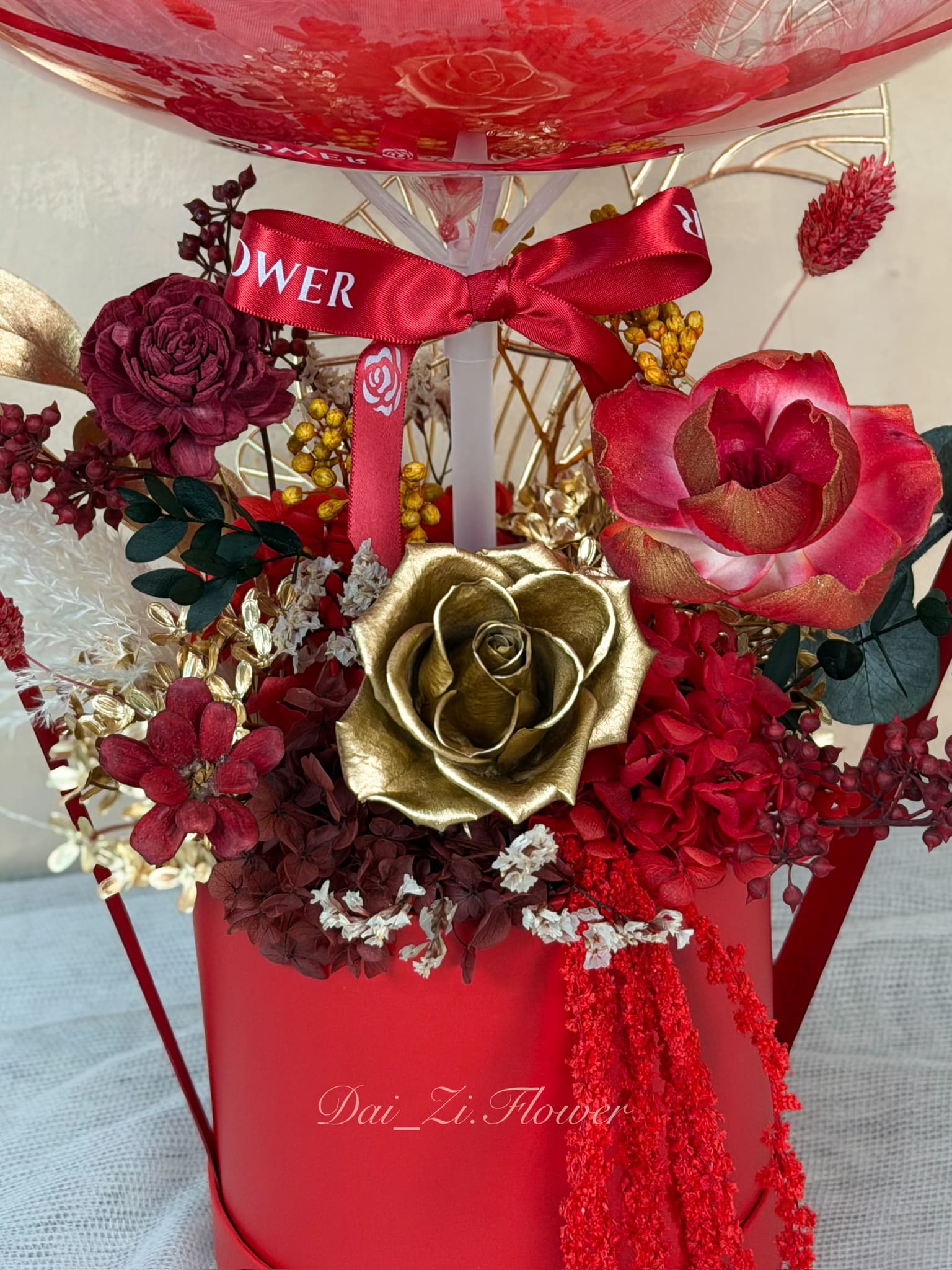 紅金永生花抱抱桶金玫瑰特寫-金色永生玫瑰紅繡球乾燥花組合開幕花禮-財源廣進客製開幕送禮-台灣永生花禮盒首選