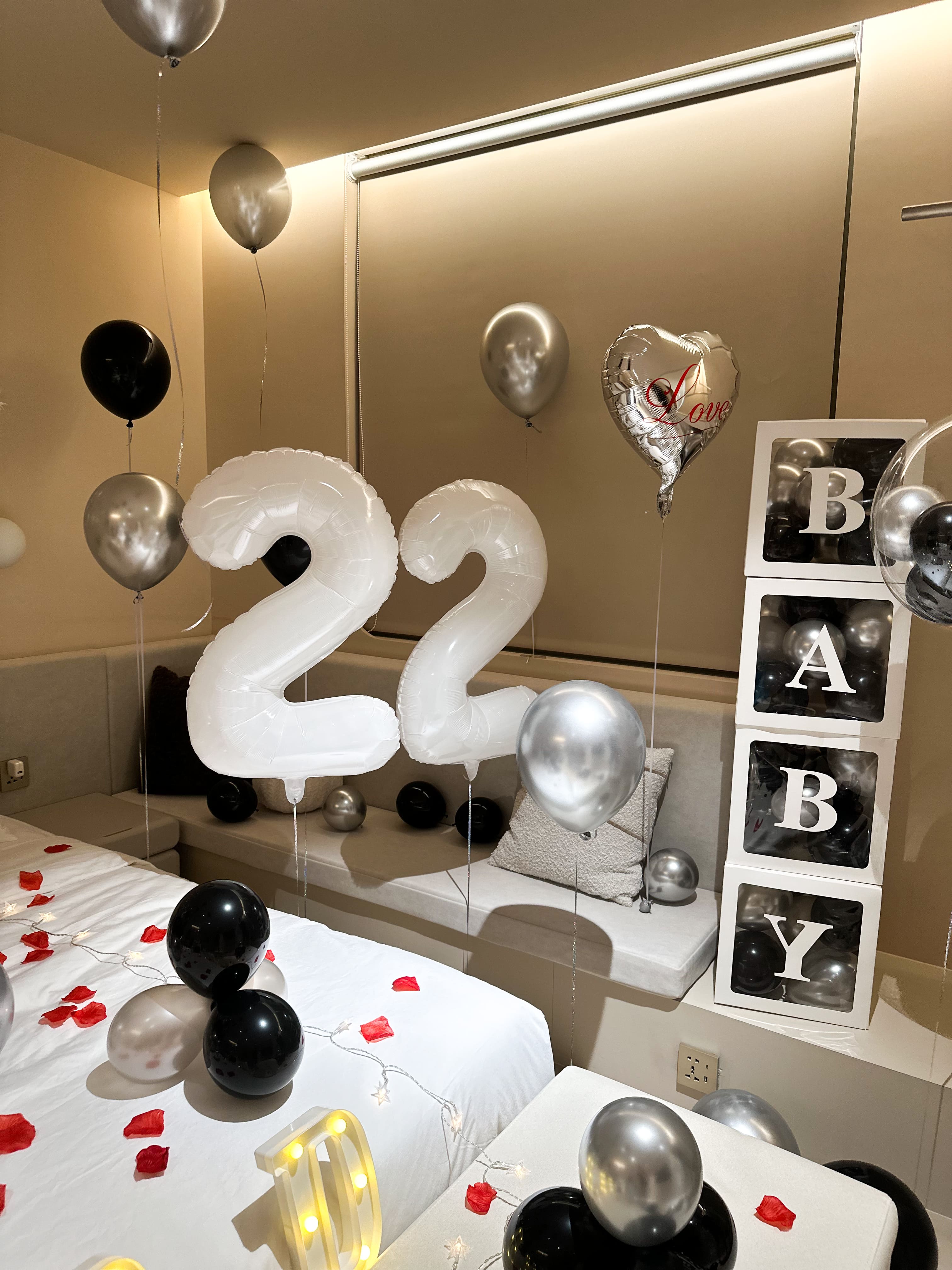 台北氣球佈置推薦-樂爾公寓包廂內銀色HAPPY BIRTHDAY鋁箔氣球與黑銀色氣球雲朵細節。