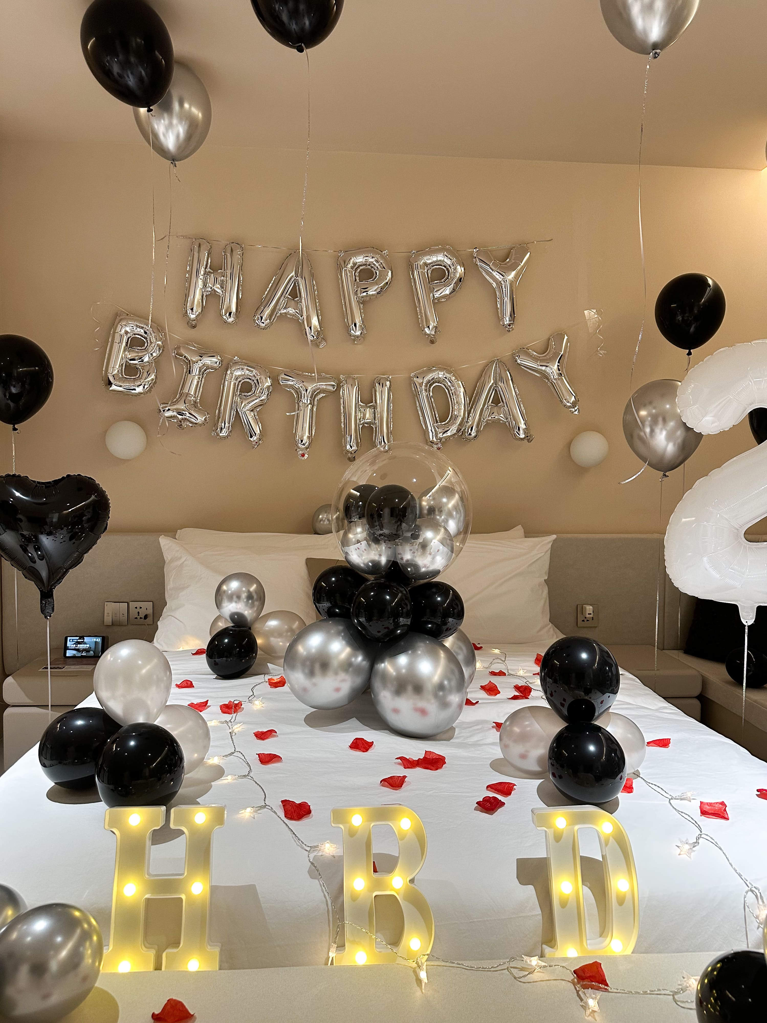客製化生日驚喜氣球設計-樂爾公寓室內地面散落黑銀色氣球，營造沉穩時尚的派對氛圍。
