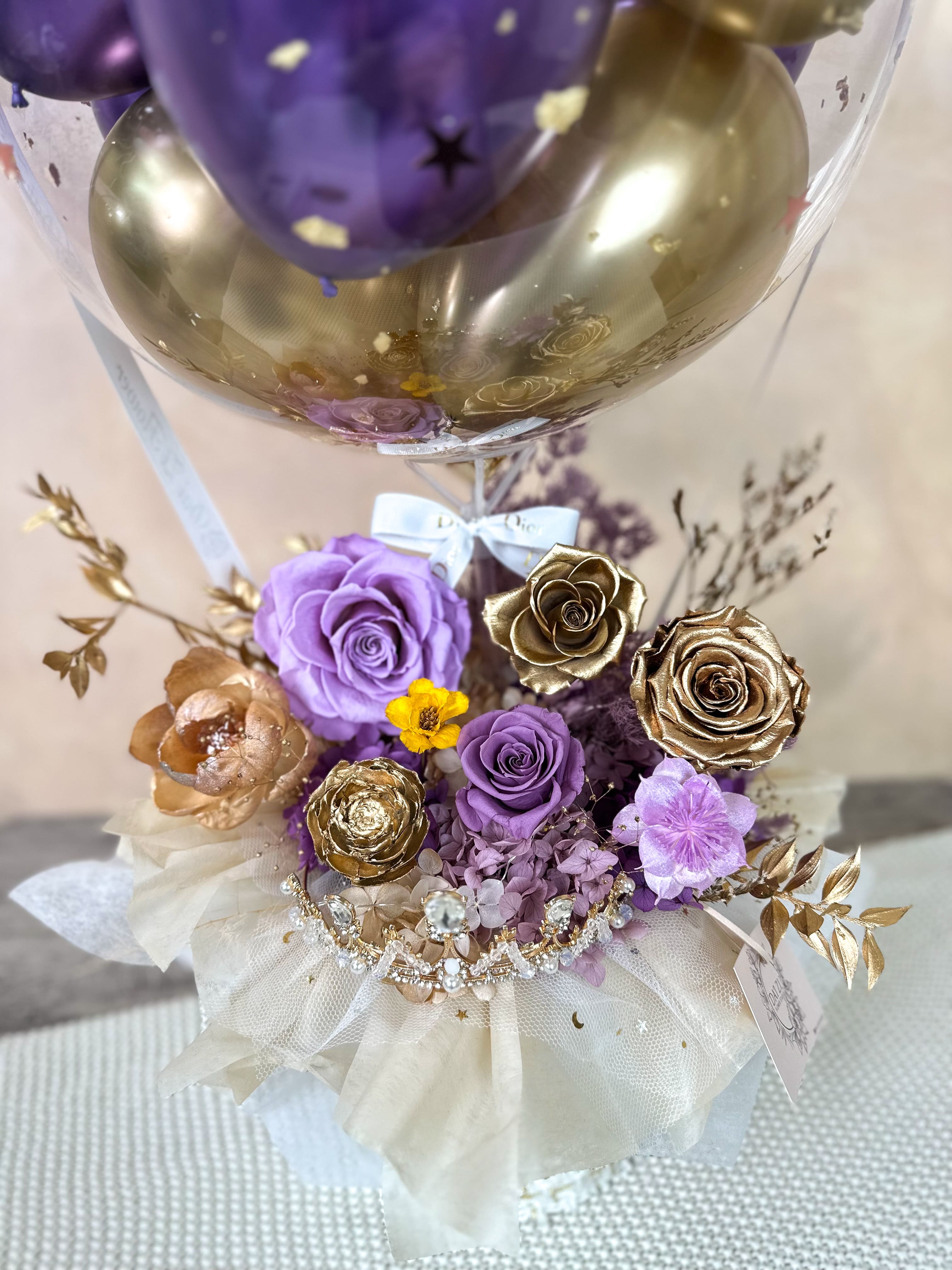 紫金永生花抱抱桶花禮近拍-紫色永生玫瑰金色玫瑰繡球乾燥花皇冠底座波波球花禮細節-台北奢華永生花禮盒推薦-代紫花藝DAIZI
