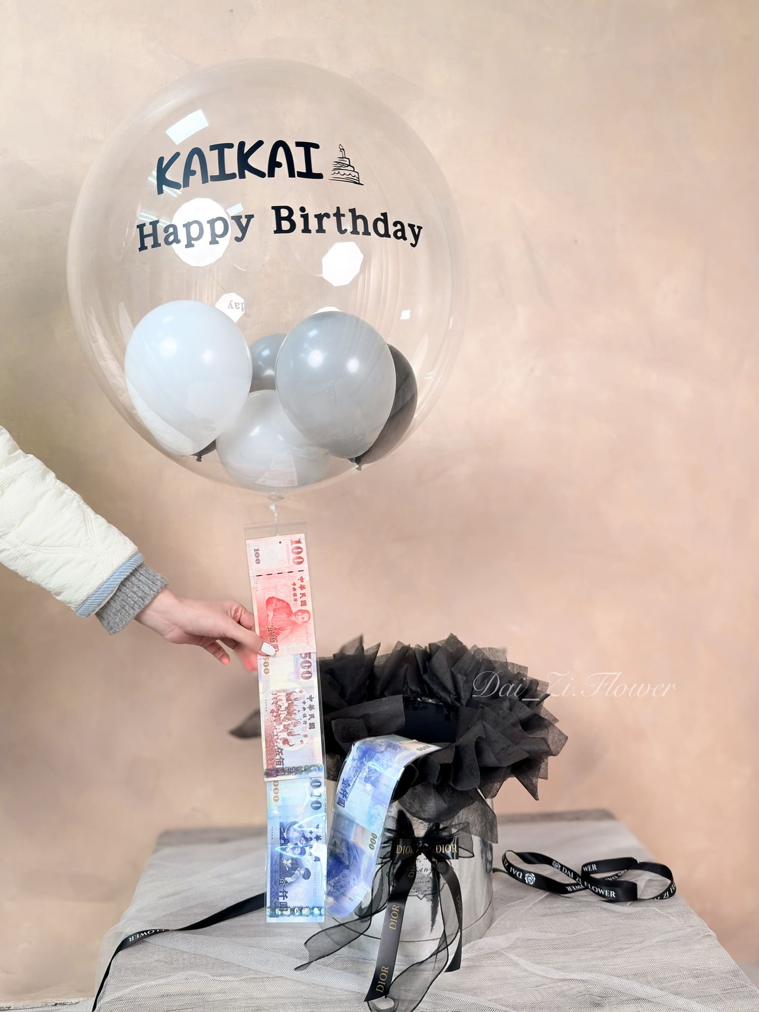 台北氣球佈置推薦-DAIZI代紫花藝精品黑白配色客製化生日驚喜氣球-中山區空飄氣球專賣