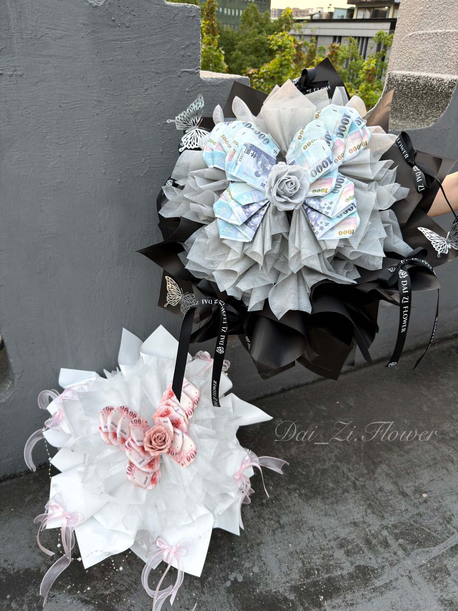 永生玫瑰花禮細節-搭配動態蝴蝶鈔票花-台北中山區精品花店代紫花藝高品質呈現