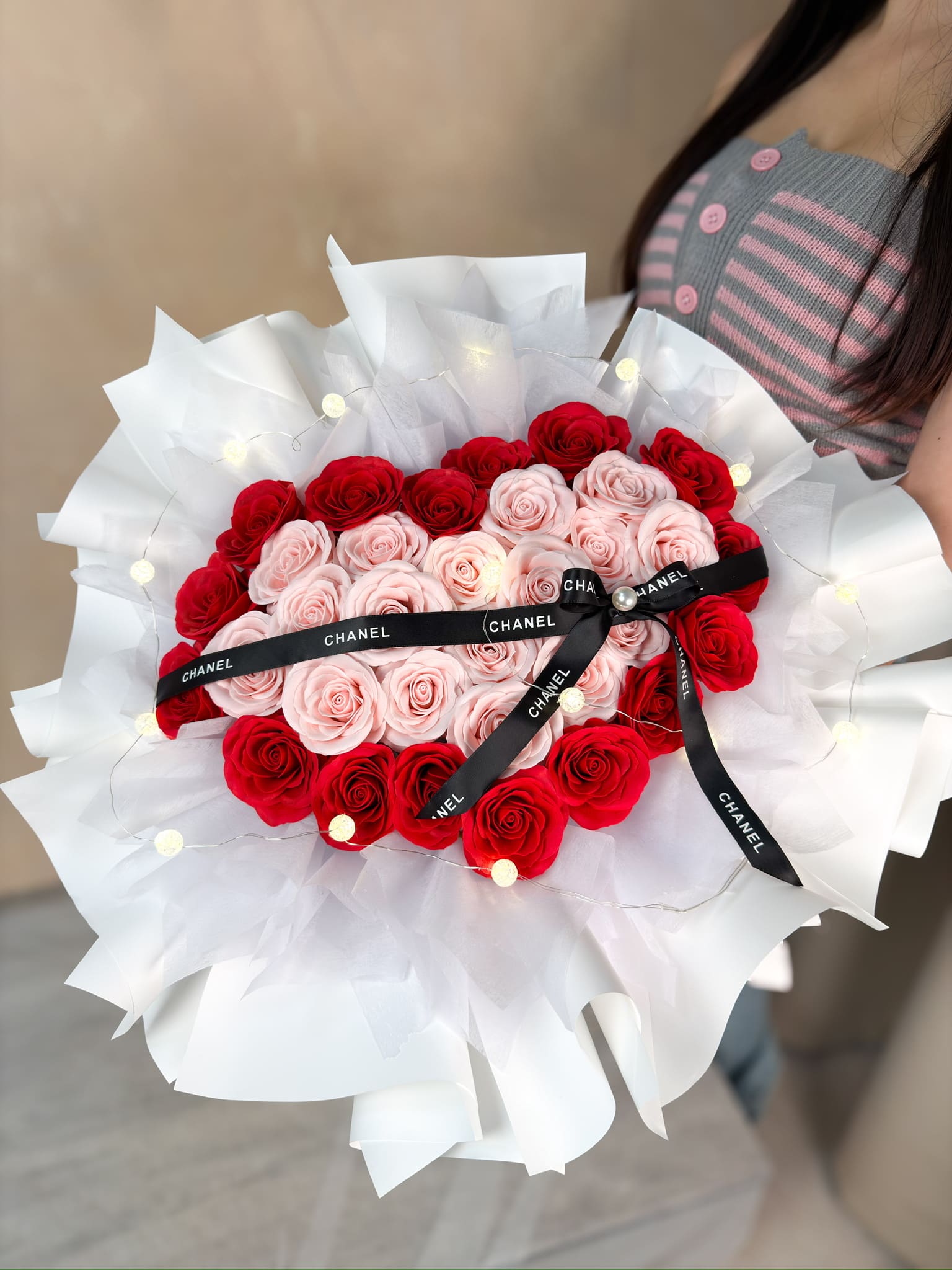 DAIZI代紫花藝：雙色33朵甦醒香氛心型花束近拍，台北客製化永生花。