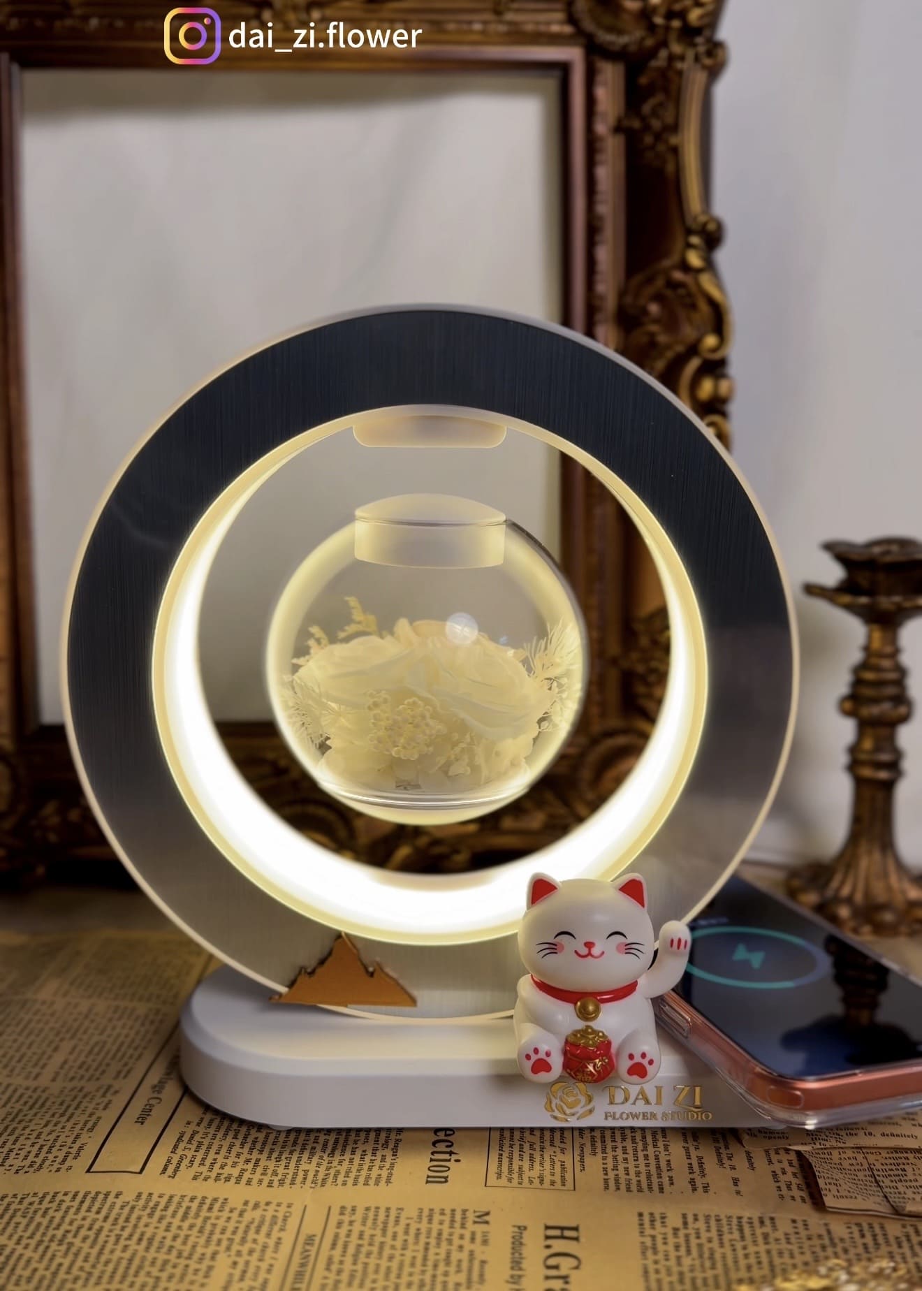 DAIZI代紫花藝永生花懸浮多功能檯燈，純潔白玫瑰永生花禮，結合無線充電與招財貓裝飾，居家辦公精品質感擺飾。