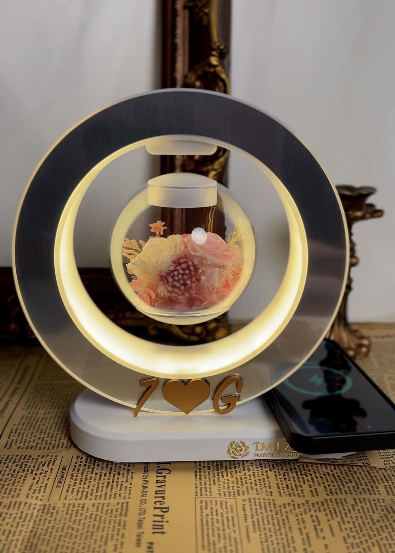 磁懸浮多功能檯燈-夢幻粉白色系永生花-客製化情人專屬心型縮寫銘牌-居家精品裝飾