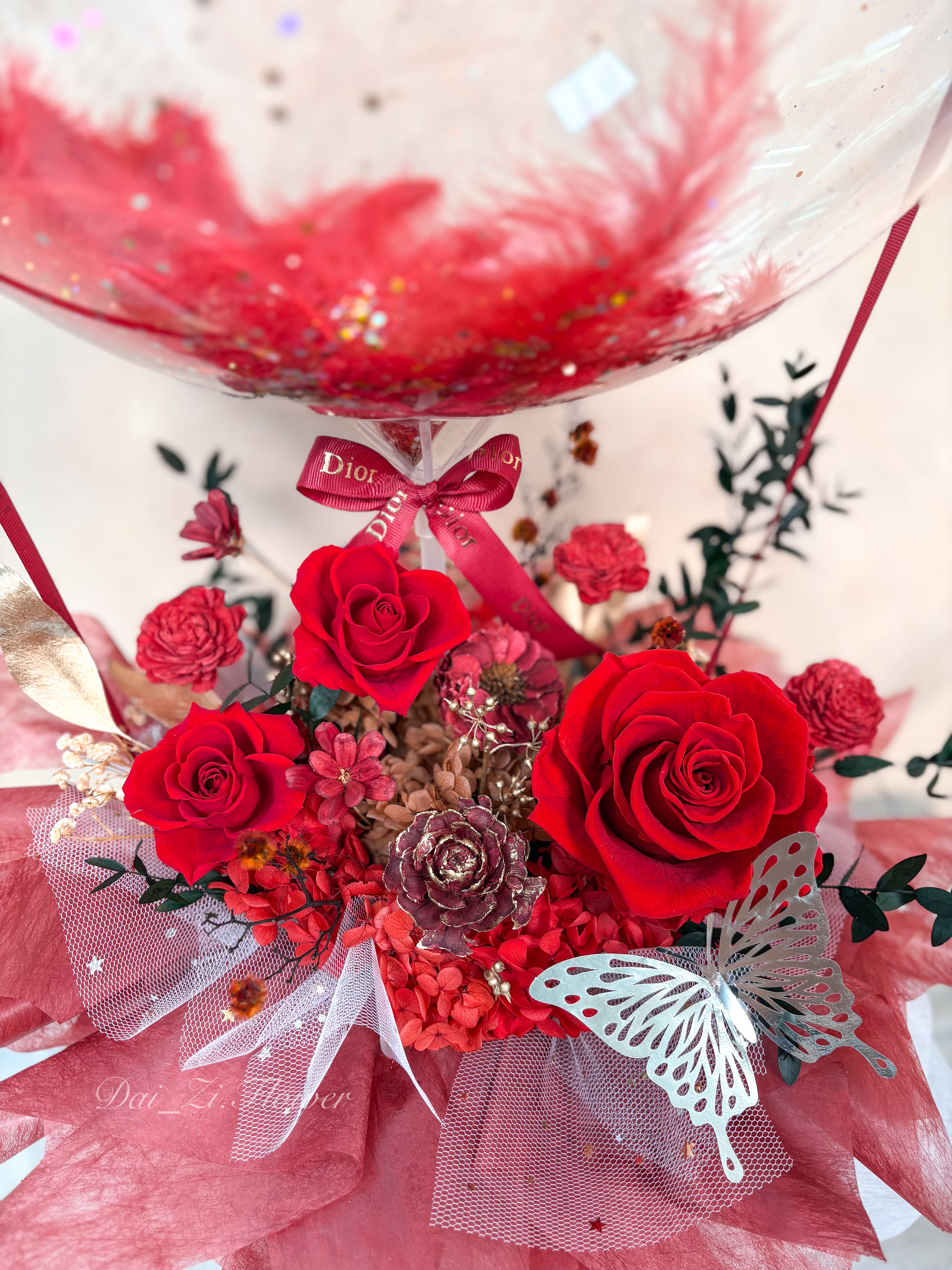 Alt Text： 台北開幕禮物推薦-DAIZI代紫花藝大紅色永生花抱抱桶-精品店面誌慶祝賀不凋花禮首選