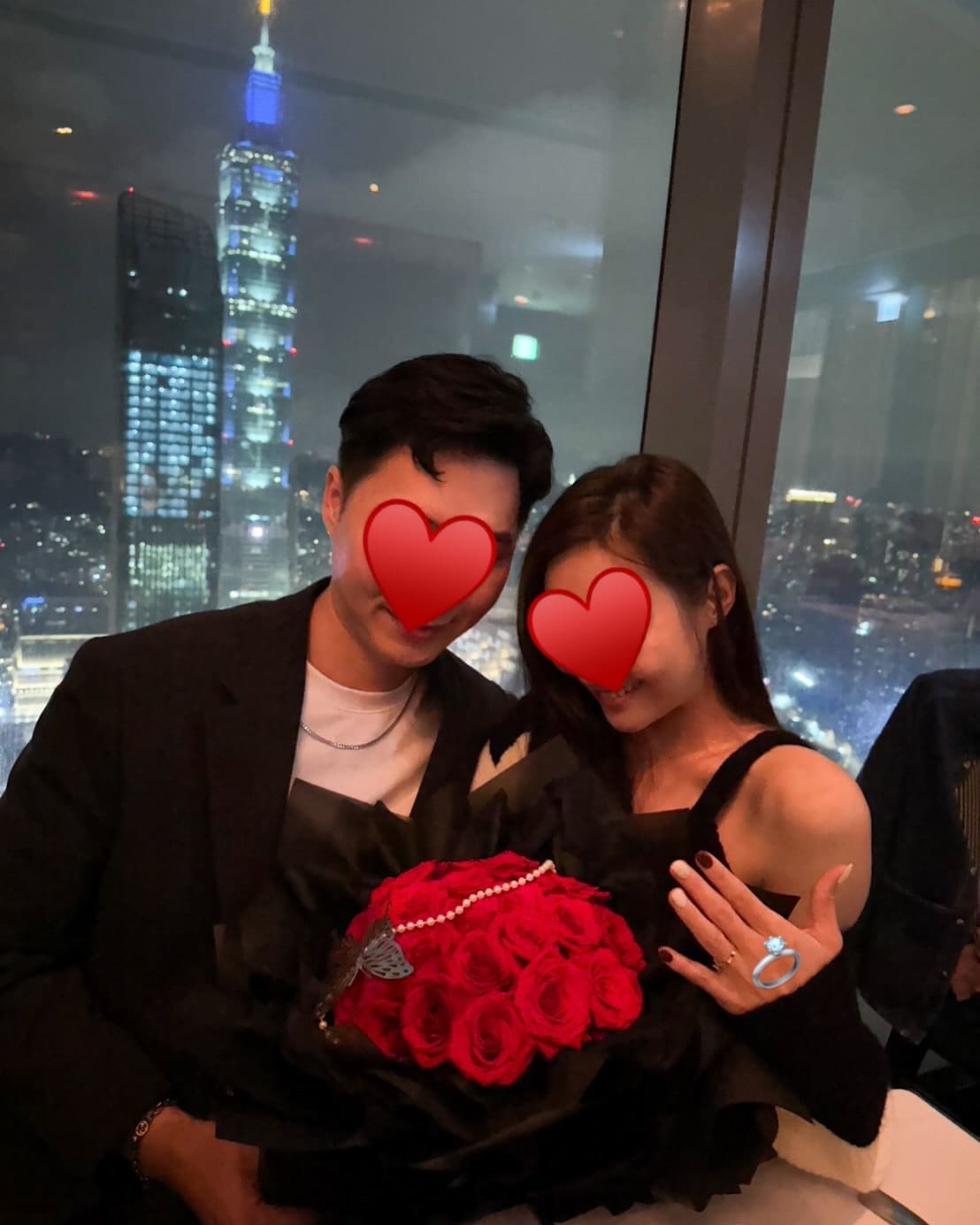20 朵紅玫瑰法式精品包裝設計，極簡黑色霧面質地展現輕奢美學。台北專業客製化花藝，提供大直與信義區高端送花服務，精準傳遞深情心意。