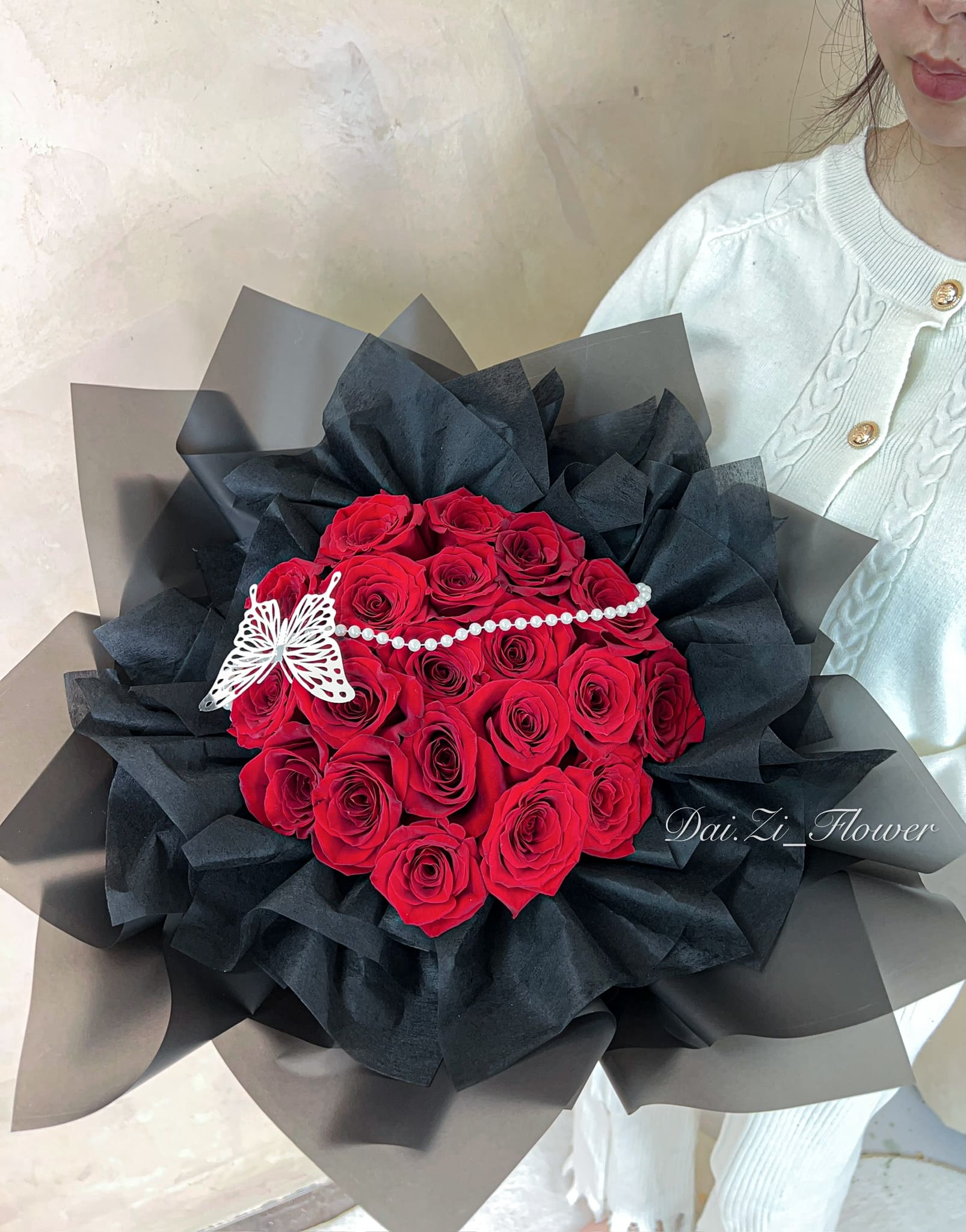 時尚法式 20 朵紅玫瑰鮮花束，黑紅經典配色展現沈穩奢華感。高品質精品鮮花配送服務，是大台北地區追求高品質生活與儀式感的送禮首選。