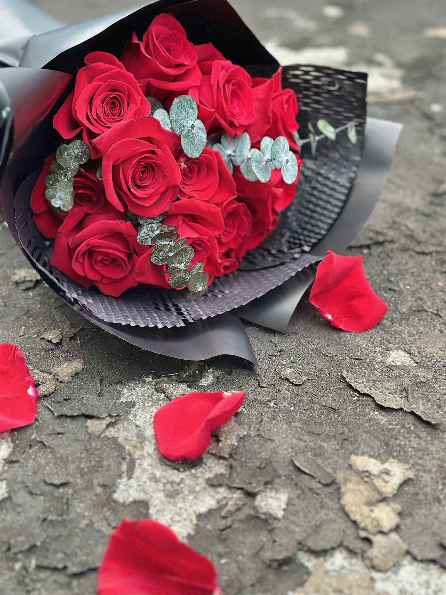 10 朵精品進口紅玫瑰鮮花束，採用極簡法式黑色霧面層次包裝，點綴精緻絲帶。台北精品花店求婚告白推薦，展現十全十美的堅定愛意與儀式感。
