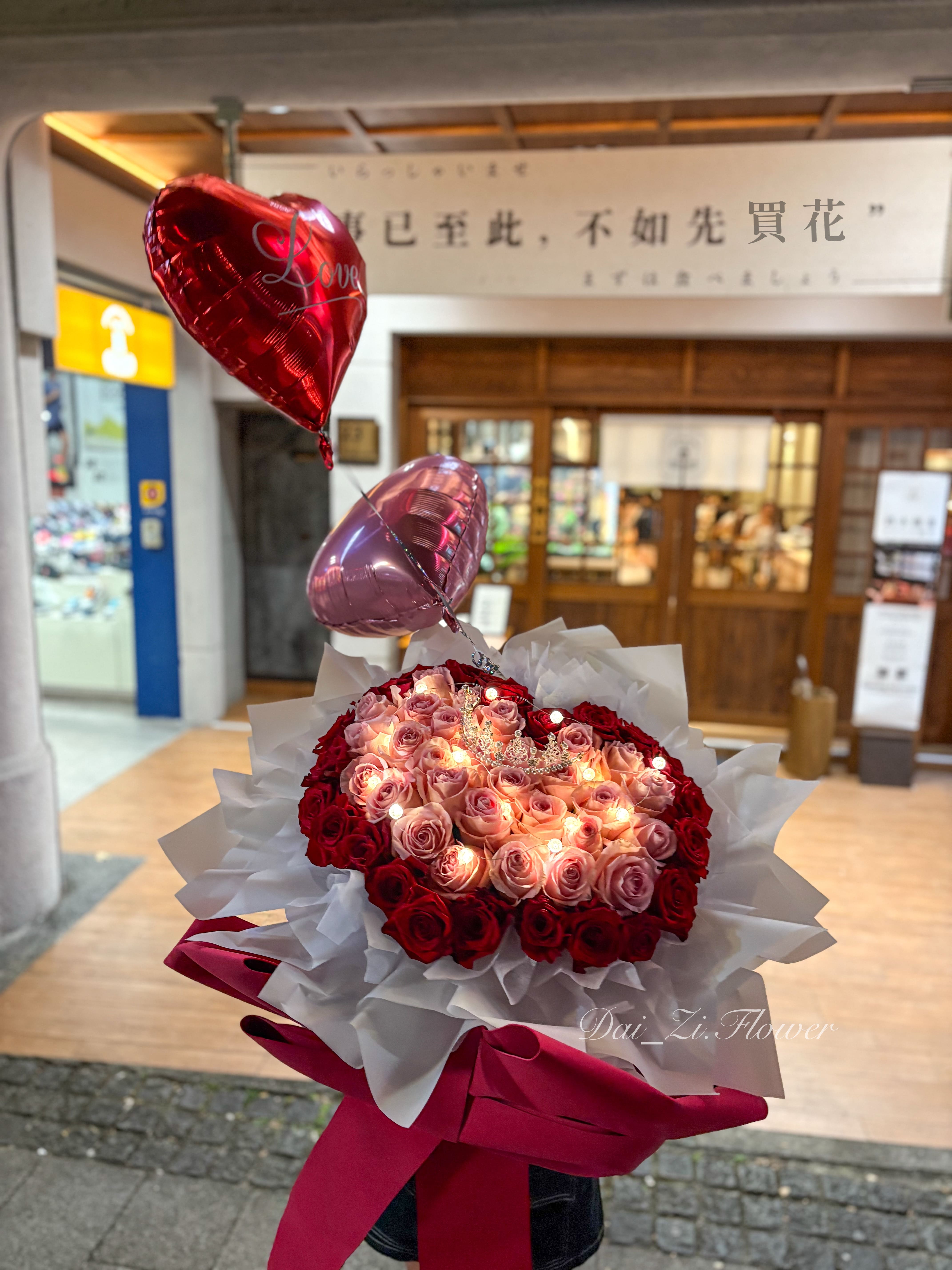 52朵進口玫瑰鮮花束, 心型紅粉玫瑰求婚花束, 台北中山區花店推薦, 愛心氣球與發光燈串裝飾, 浪漫告白求婚花束首選
