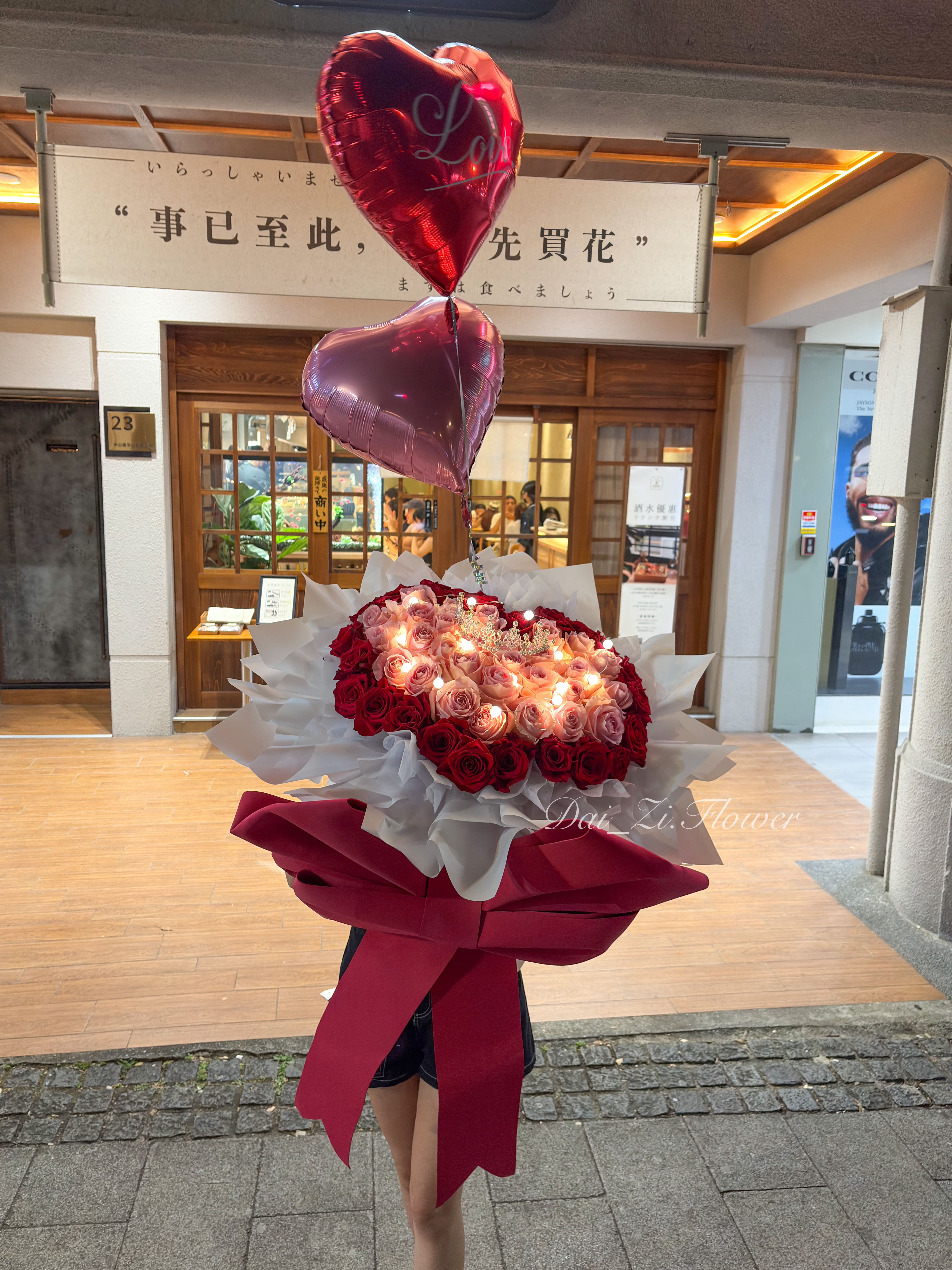 巨型52朵心型玫瑰鮮花束尺寸參考, 求婚必備紅粉玫瑰花束, 台北花店外送服務, 浮誇大蝴蝶結與愛心氣球佈置