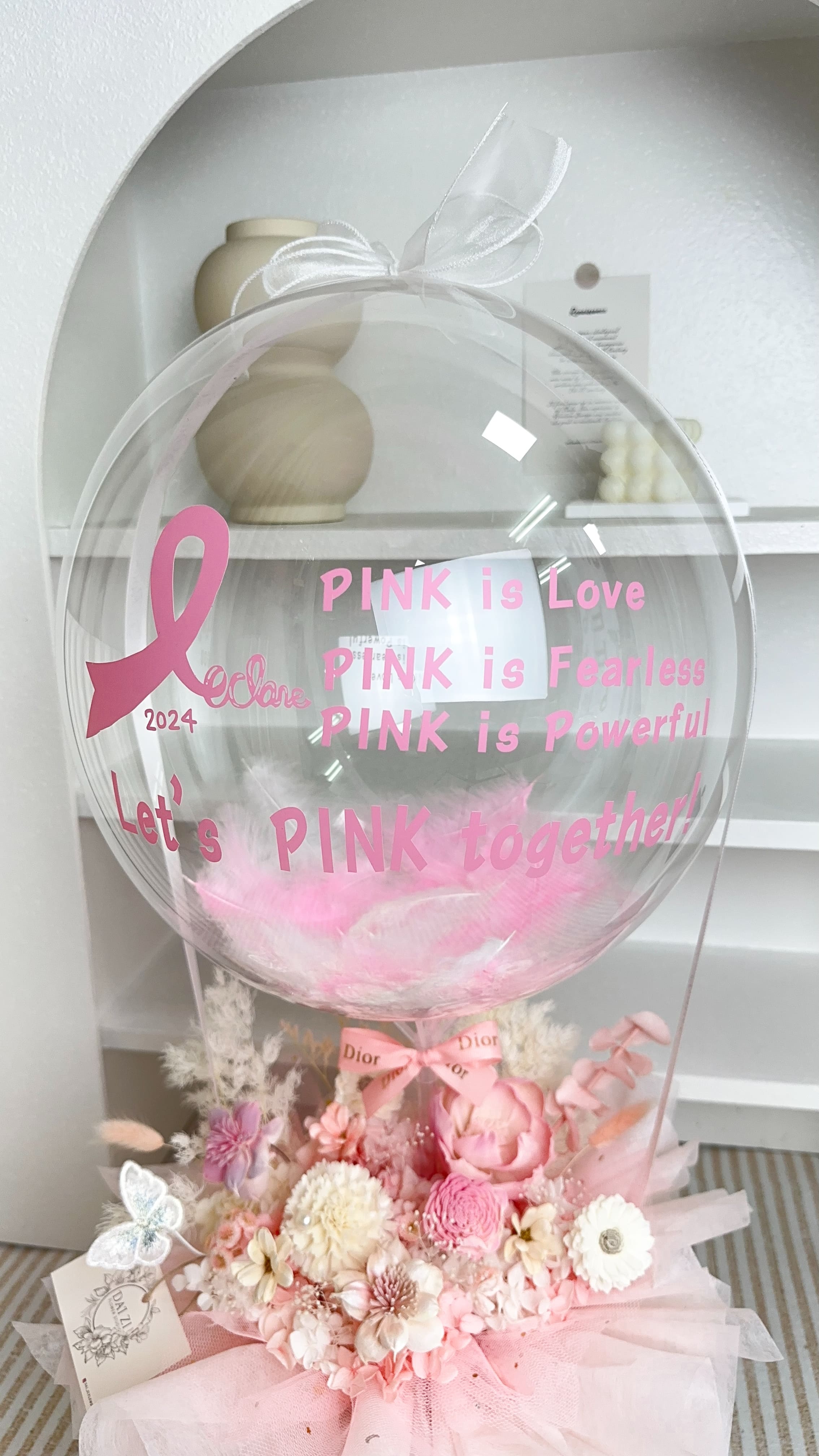Pink Power 專屬粉色氣球花禮，索拉花抱抱桶設計符合活動應援主題，大台北地區專業花店客製化活動慶祝花禮。