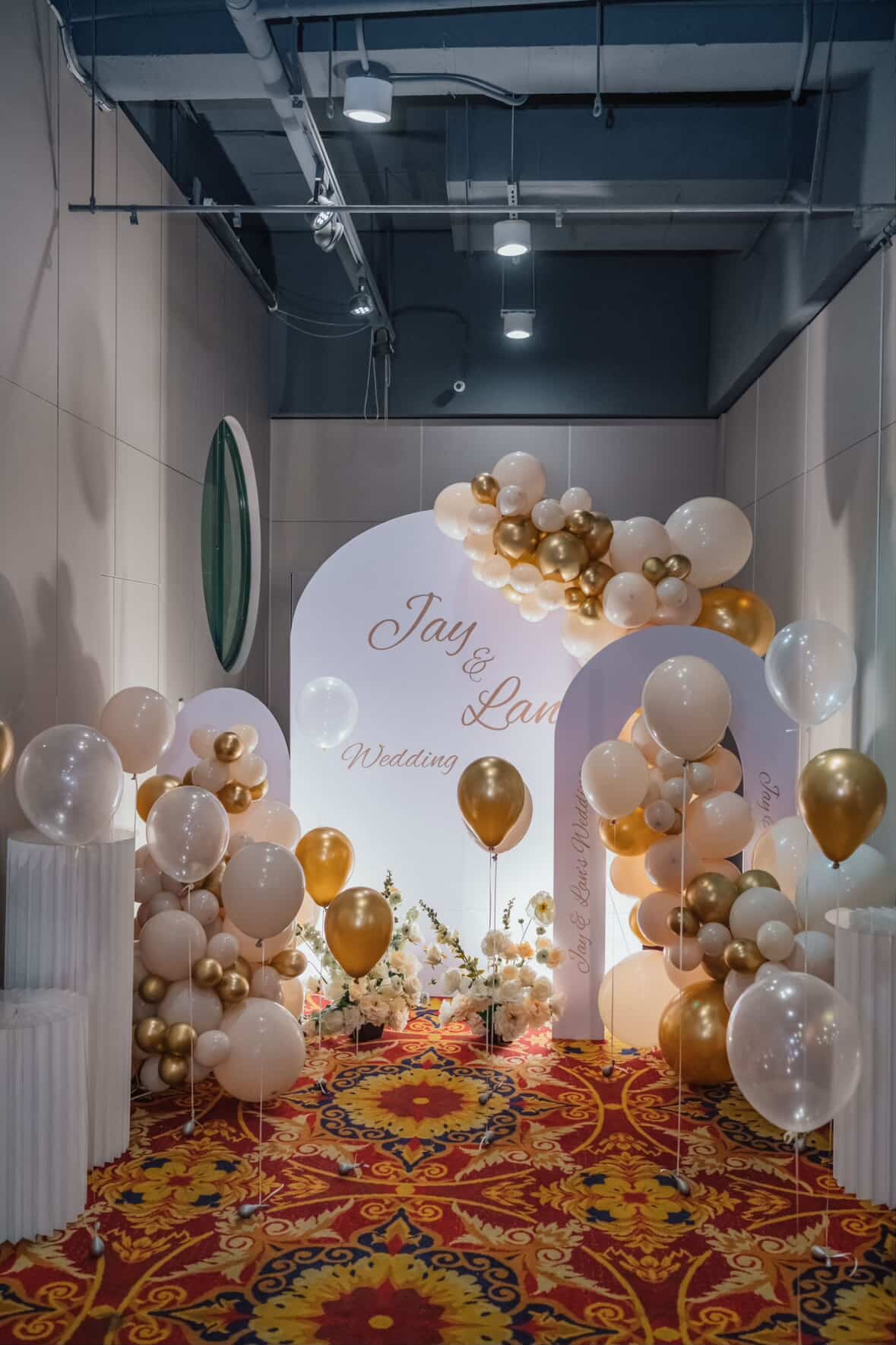 香檳金與砂白漸層氣球鍊細節，台北專業氣球佈置店展現法式精品美學，提供高品質乳膠氣球場地規劃。
