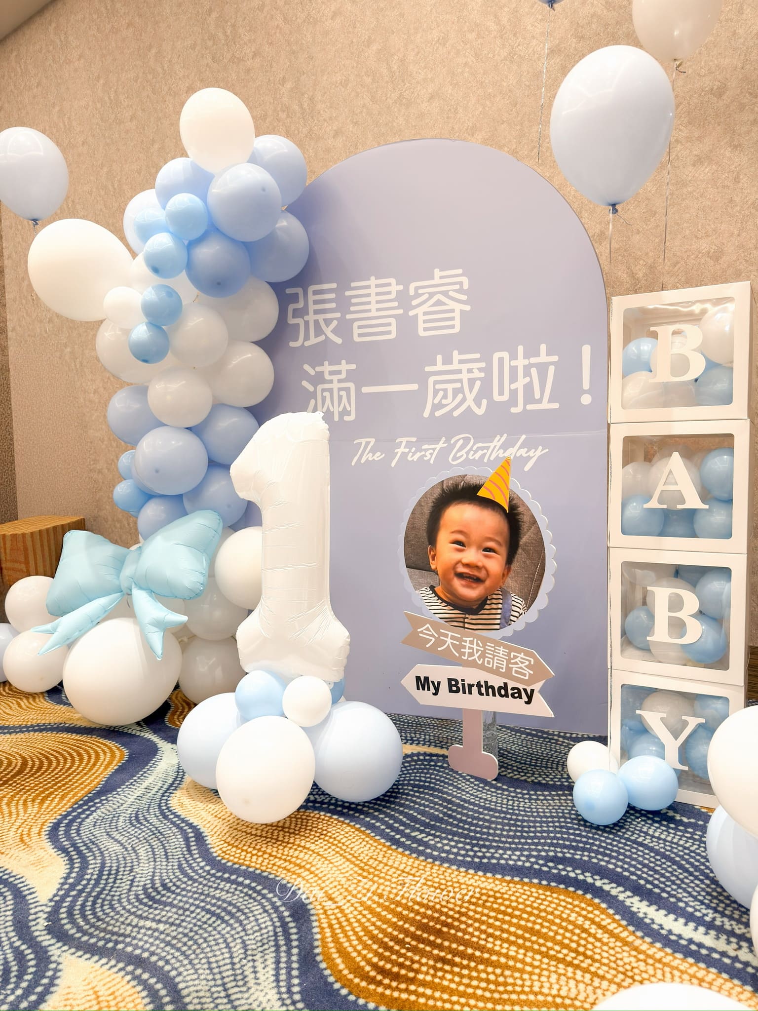 寶寶藍白色漸層氣球鍊細節，高品質乳膠氣球佈置展現韓系清新風格，台北中山區專業氣球佈置店作品分享。