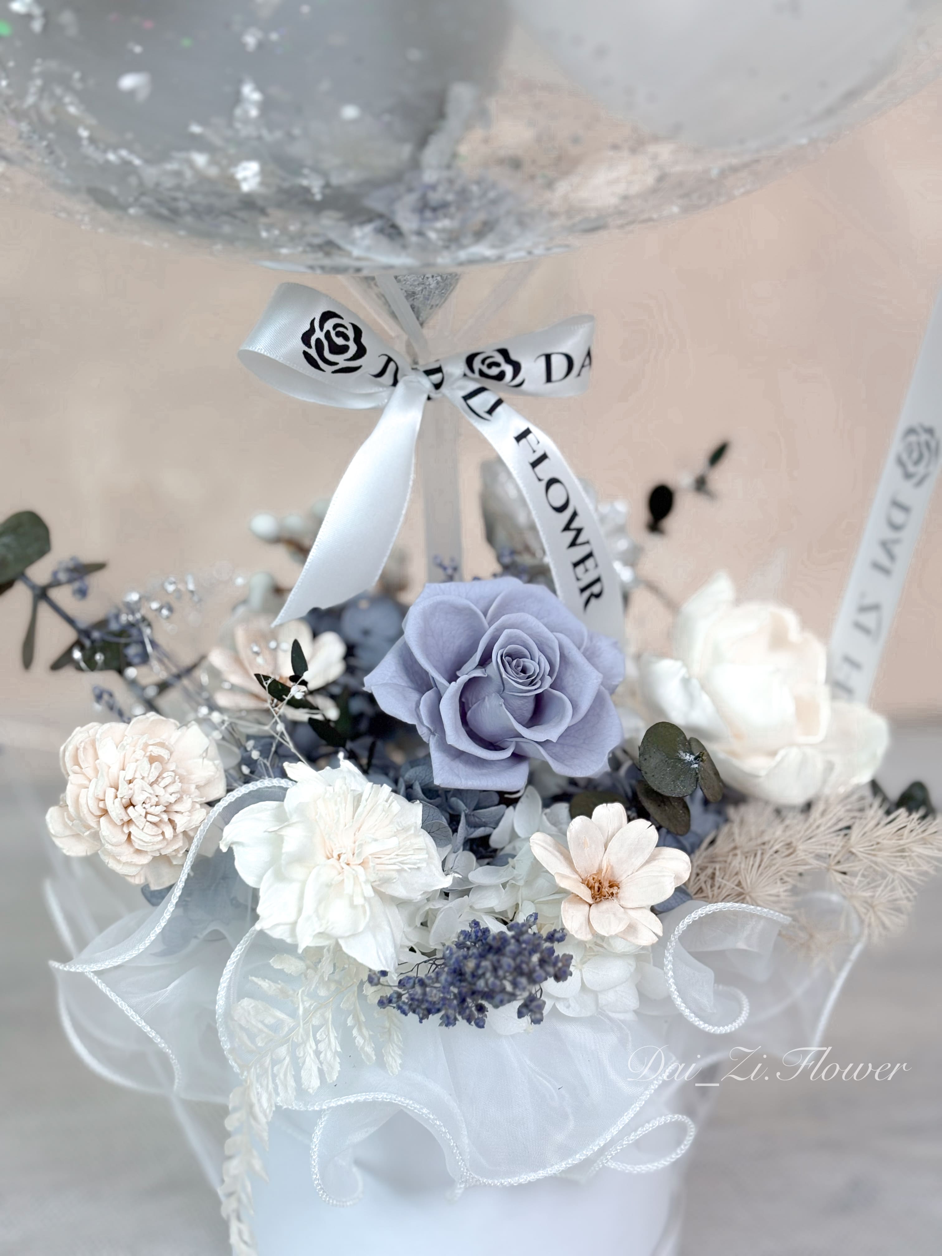 灰色永生玫瑰與精緻配花細節近拍，展現迷你抱抱桶的精品花藝層次，台北中山區專業花店提供的高質感客製化設計。