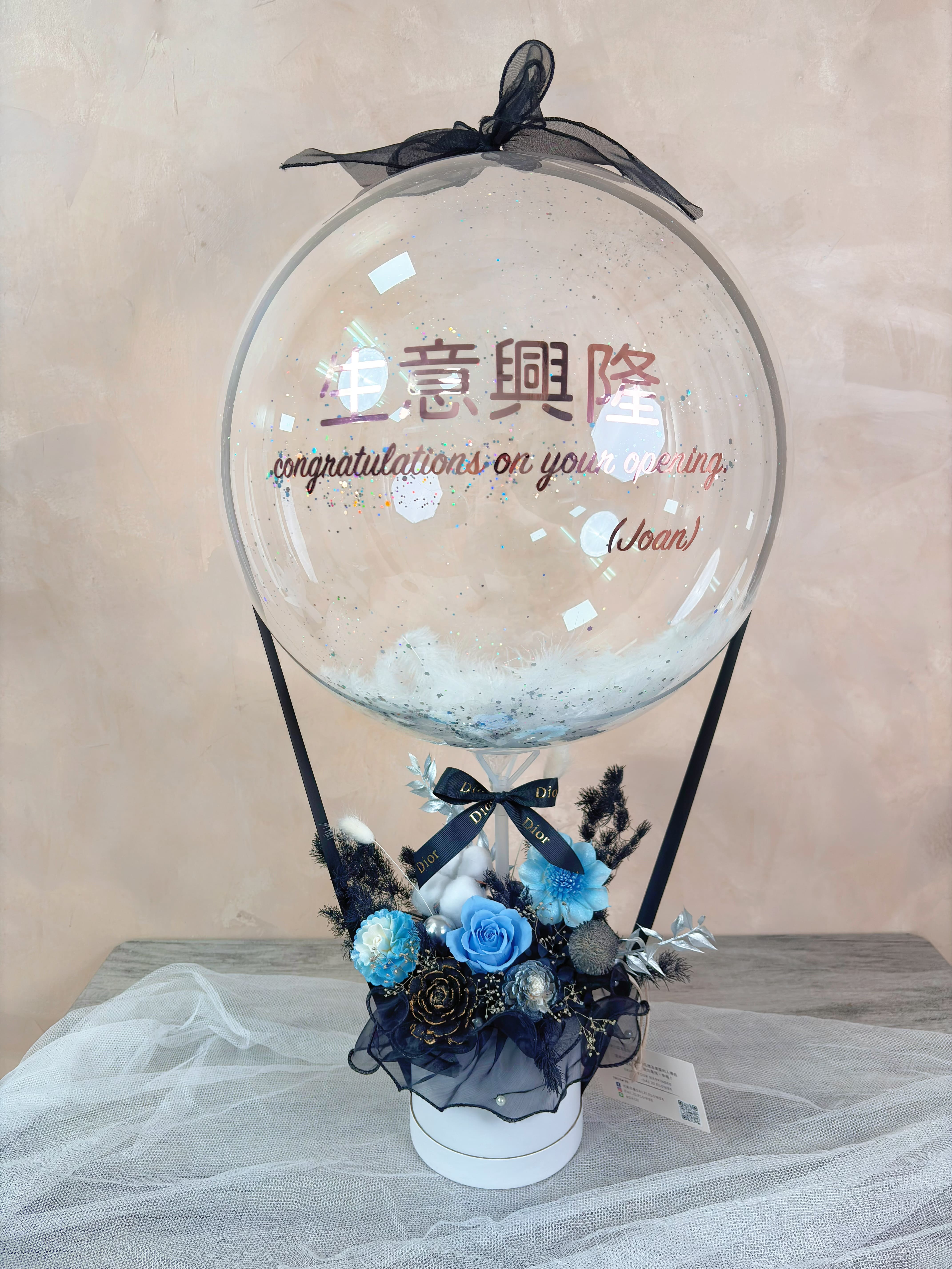 台北客製化漸層藍黑色永生花迷你抱抱桶，展現高質感個性化精品花藝設計，大台北地區男士送禮與專屬紀念花禮專業推薦。