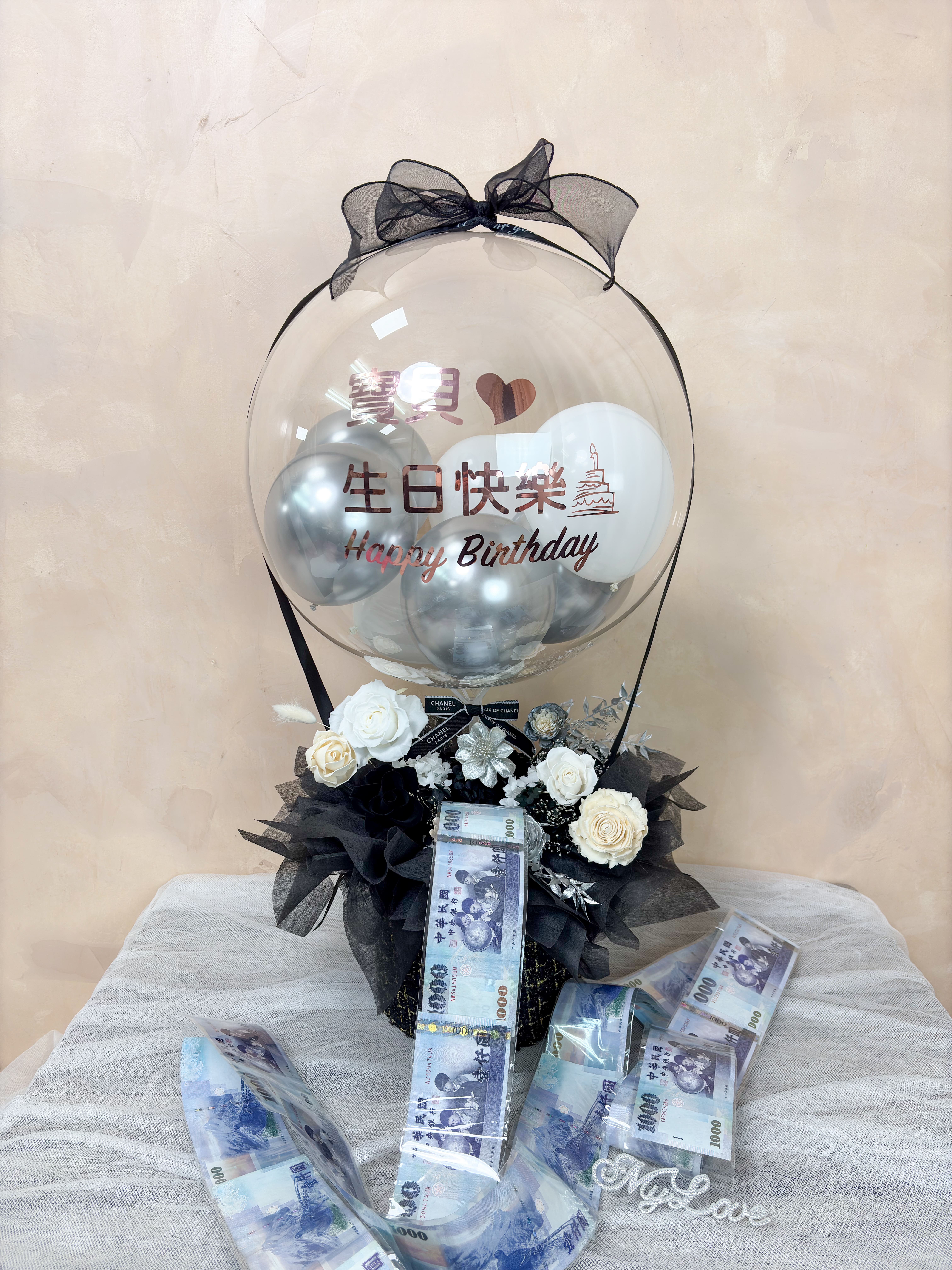 台北客製化黑色永生花抱抱桶,黑白配色展現簡約層次設計語境,大台北地區中性送禮與高品質生日花禮專業推薦。