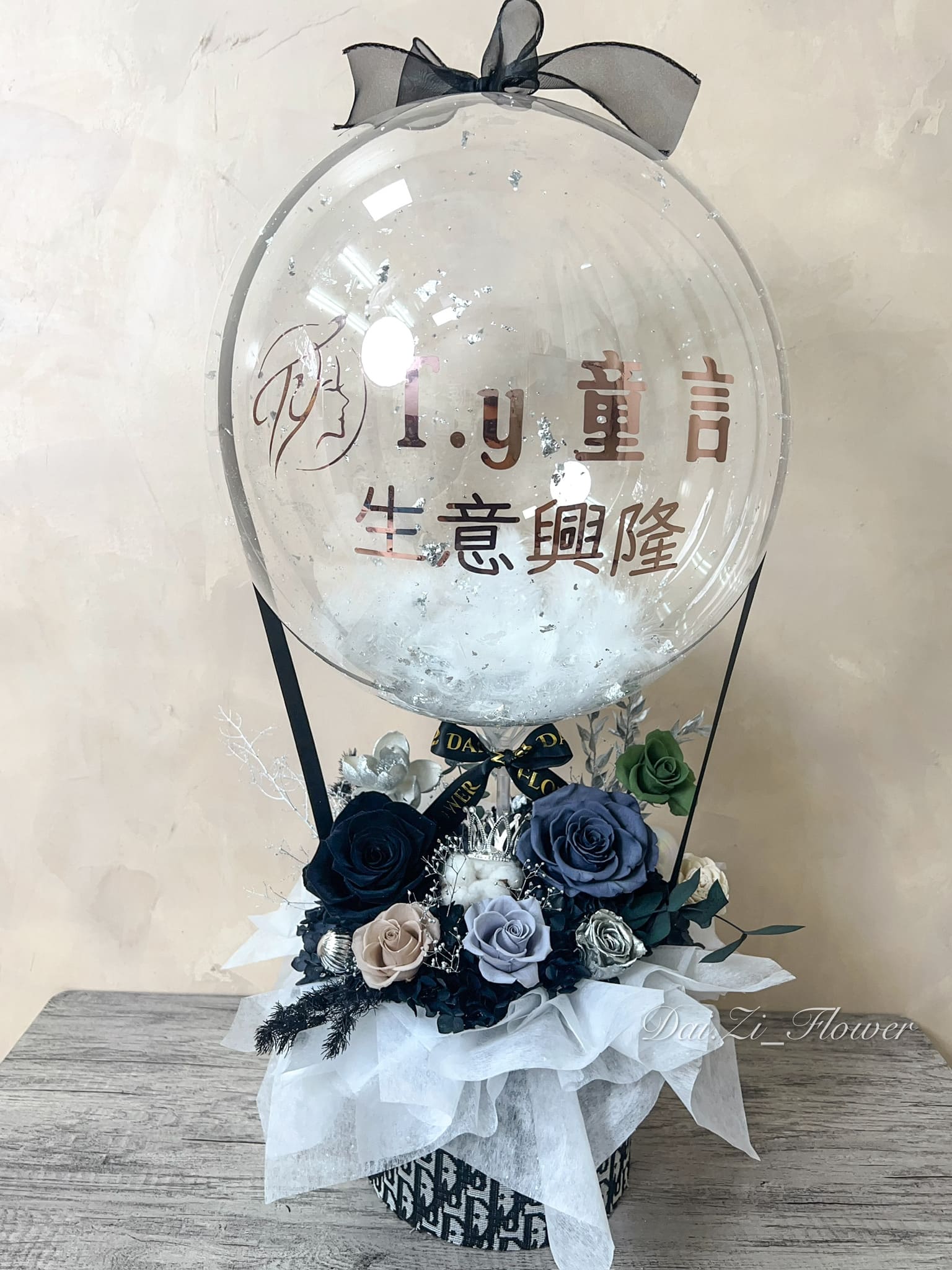 台北客製化墨藍色與冷灰調永生花細節，展現精品玫瑰的深邃層次與域境，大台北地區高品質男士送禮與生日花禮專業推薦。