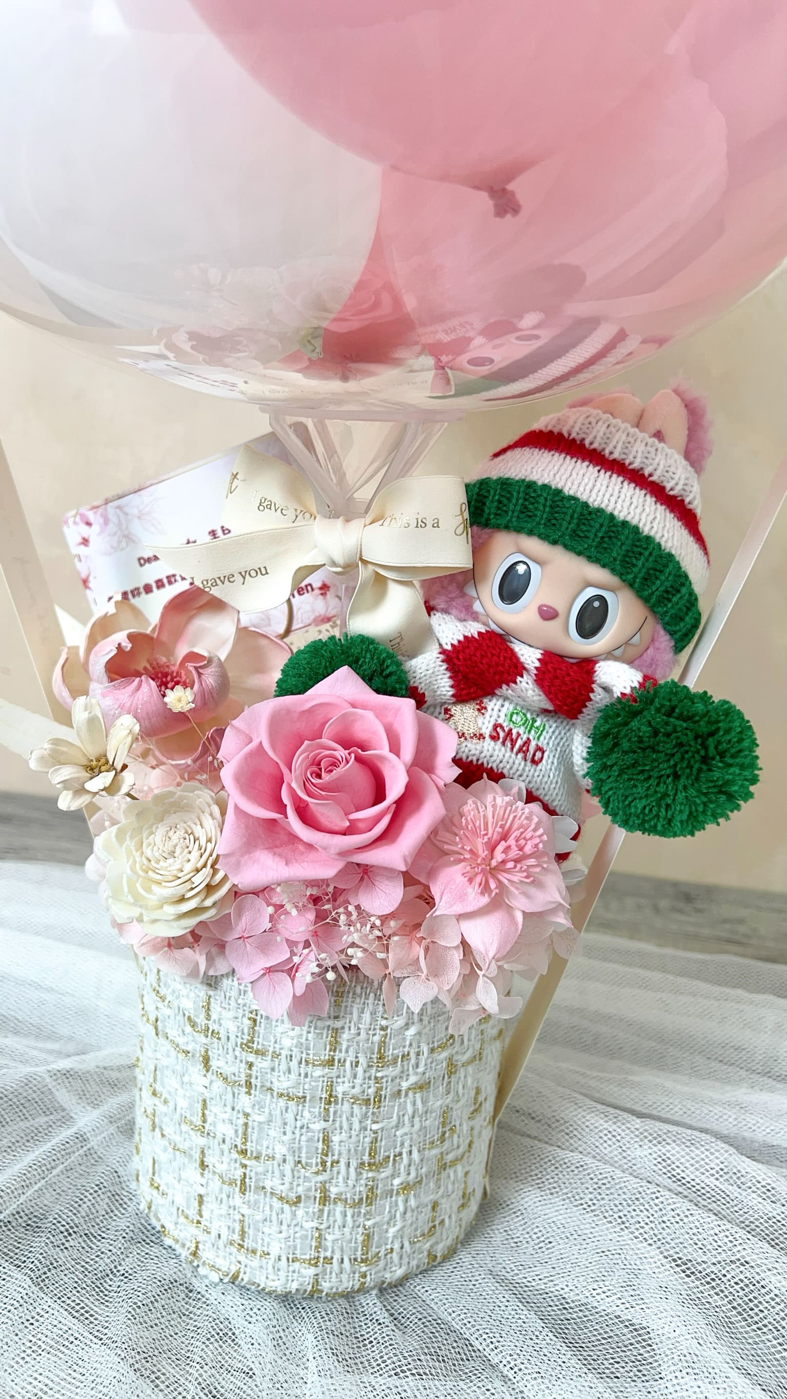 粉色系精品永生花迷你抱抱桶，人氣潮玩LABUBU與氣球波波球組合，展現品牌專屬的光影與美學映像，台北高品質全客製化精品花禮。