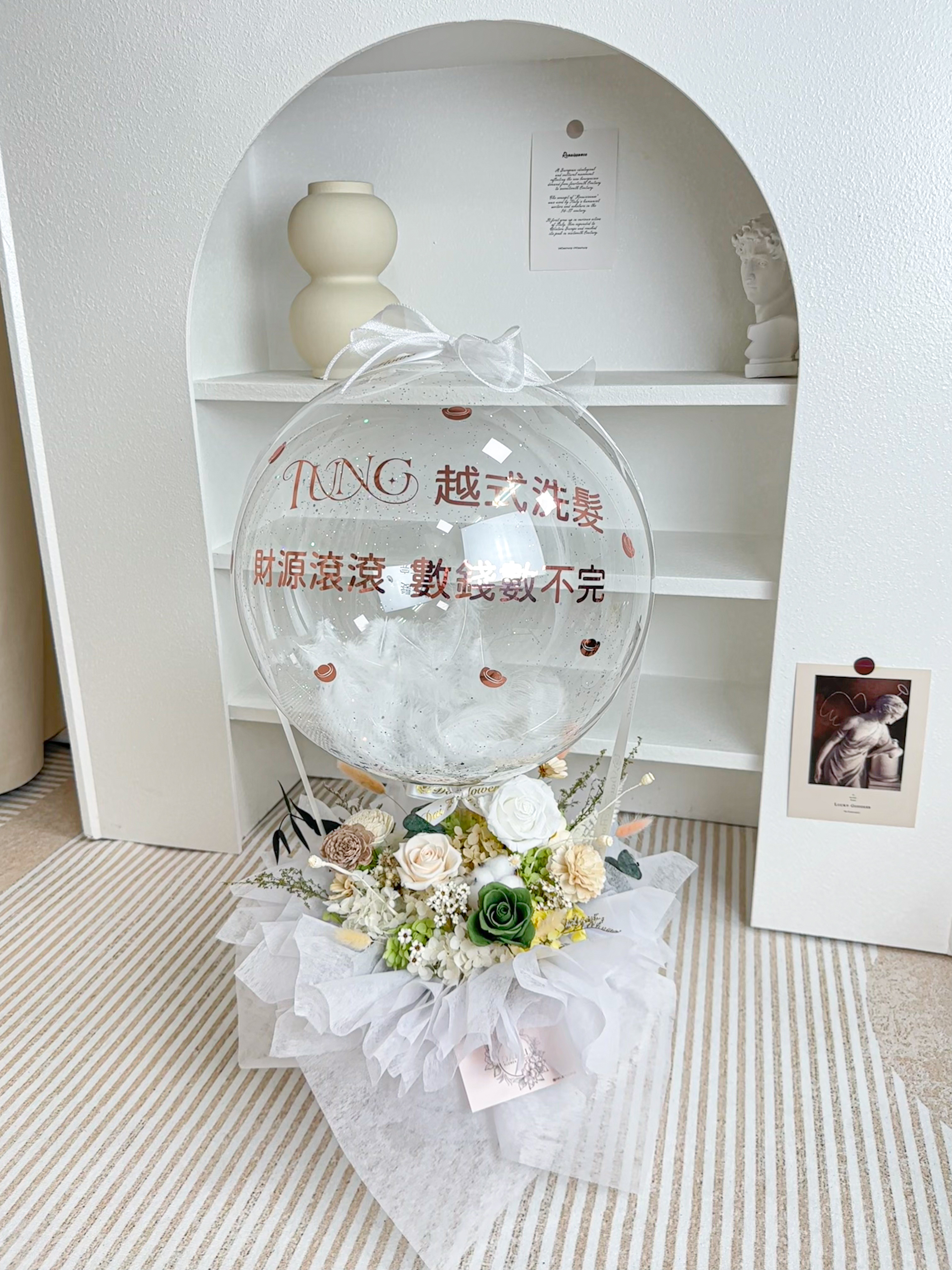 台北客製化綠白色系永生花抱抱桶，綠玫瑰與白玫瑰堆疊花藝之層，大台北地區適合生日送禮與開幕祝賀的精品意境推薦。
