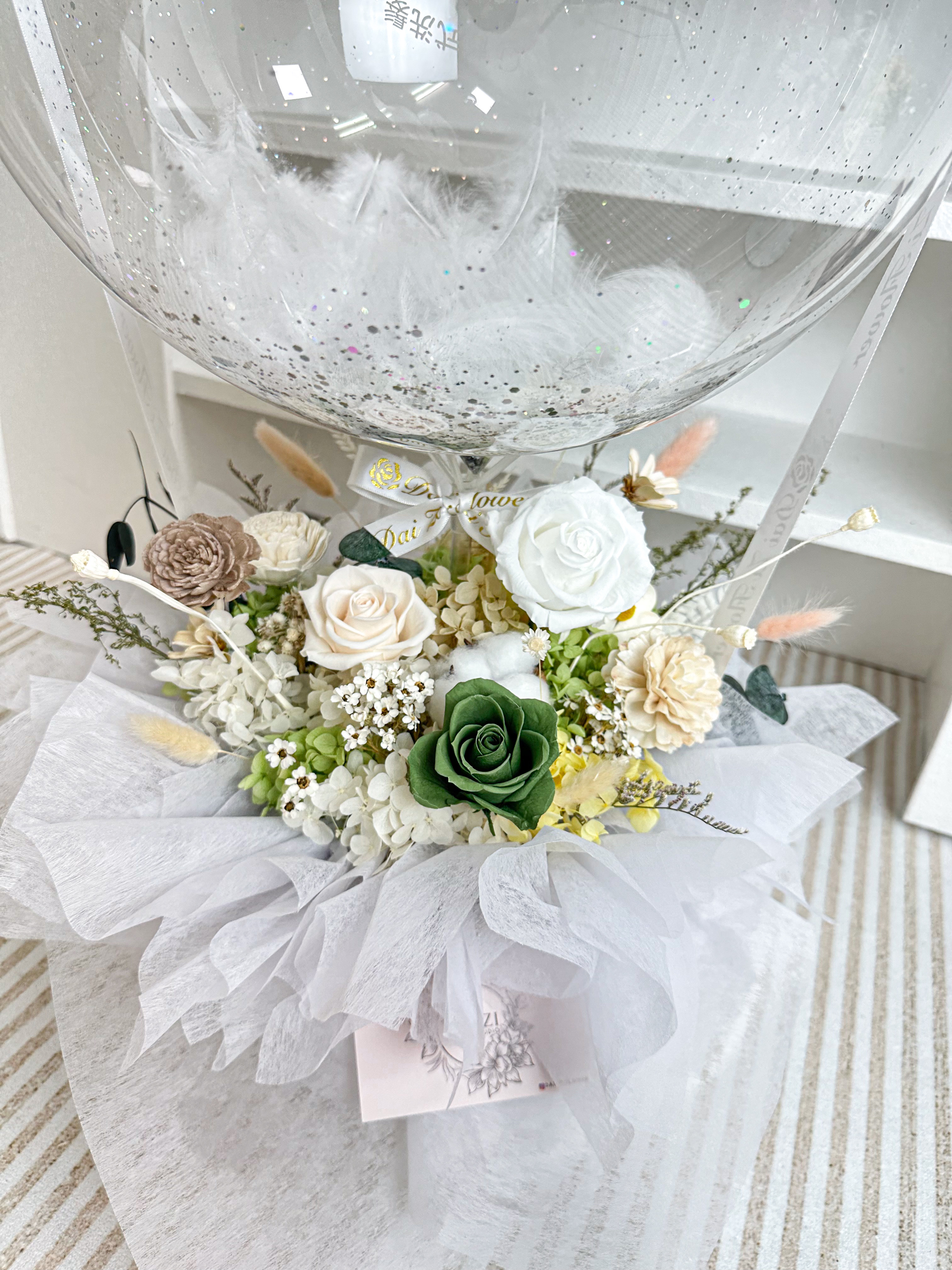 綠白色永生花抱抱桶細節特寫，高品質綠玫瑰散發自然光影，大台北地區專業花店提供之全客製化設計，賦予空間清透流光質感。