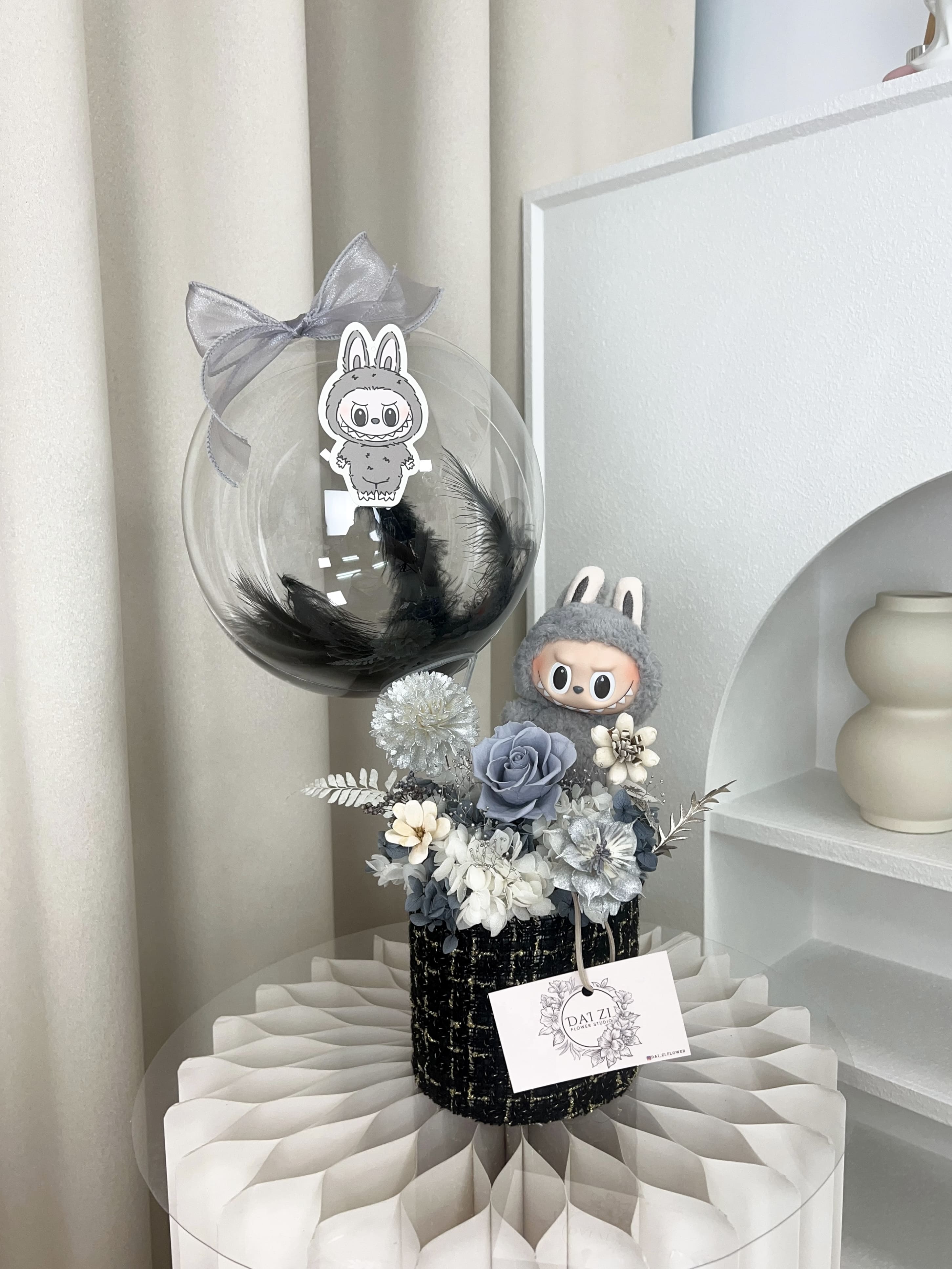 台北客製化永生花：DAIZI 灰色 LABUBU 永生花抱抱桶，精品黑金質感設計，適合商務送禮與居家美學裝飾。