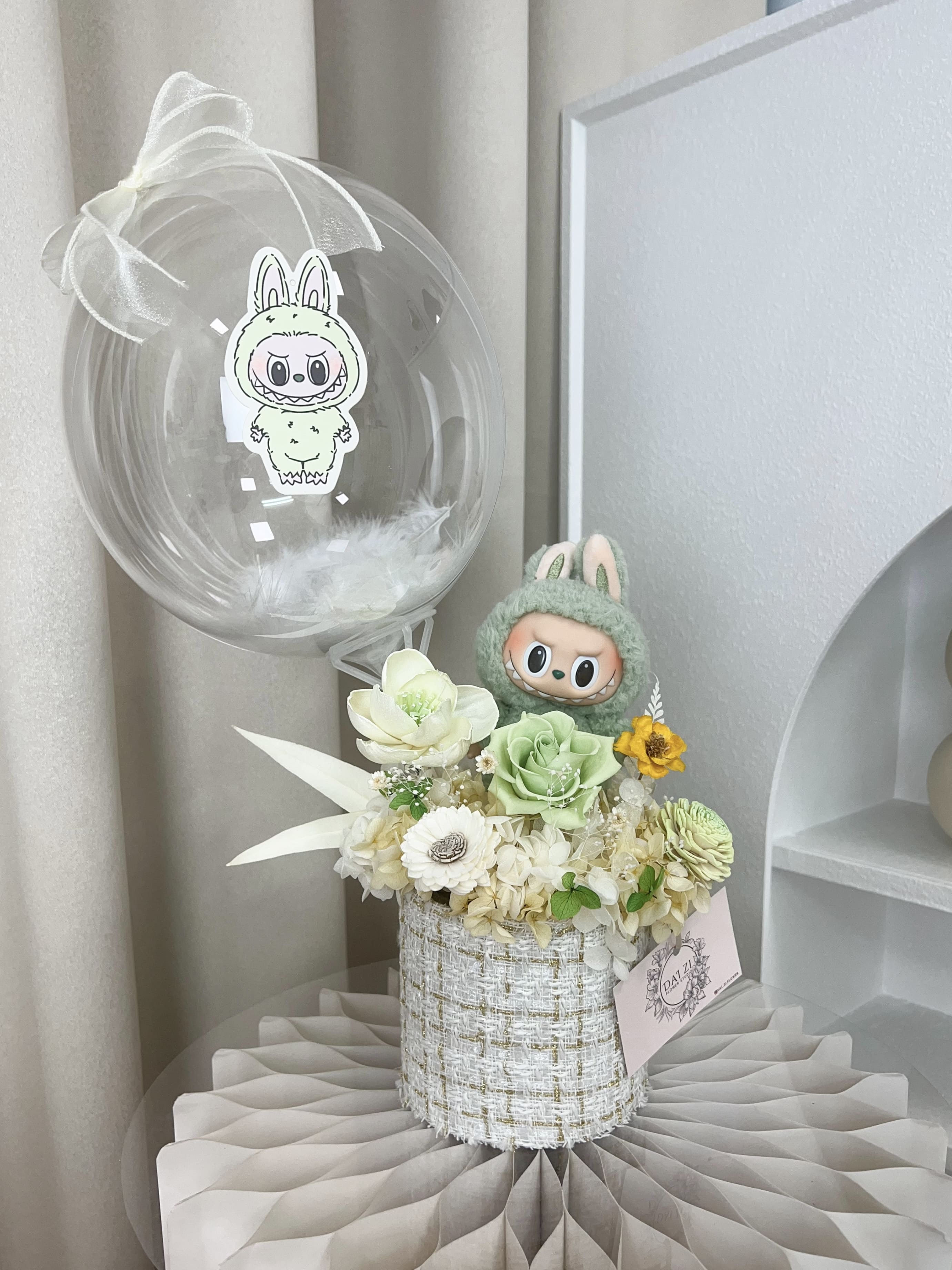 台北代紫花藝莫蘭迪綠 LABUBU 永生花迷你抱抱桶，精品小香風綠玫瑰設計，台北民權西路站永生花推薦。