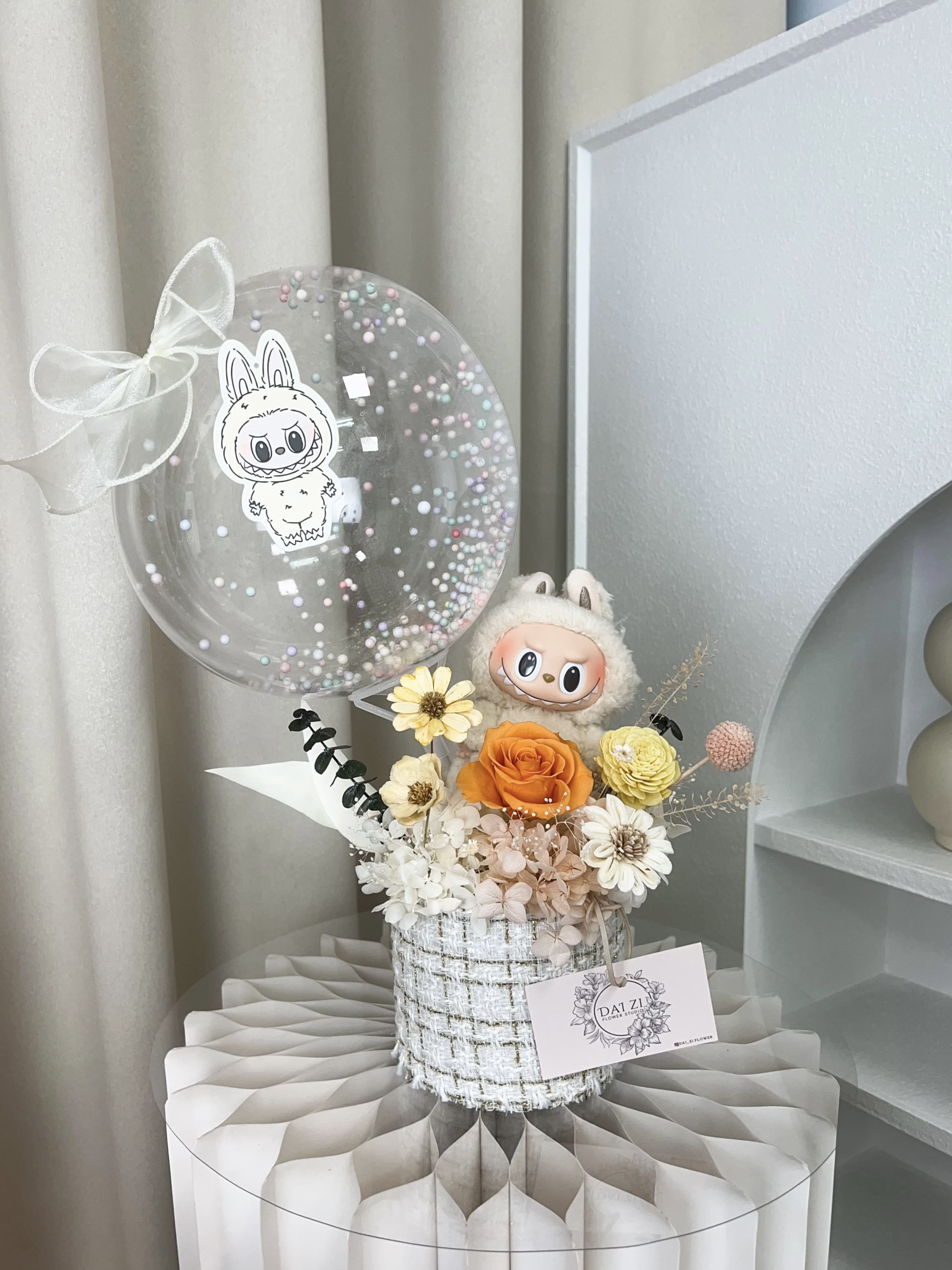 台北花店推薦 DAIZI 橘色系 LABUBU 永生花迷你抱抱桶，溫暖系精品玫瑰花禮，台北捷運中山國小站周邊花店。