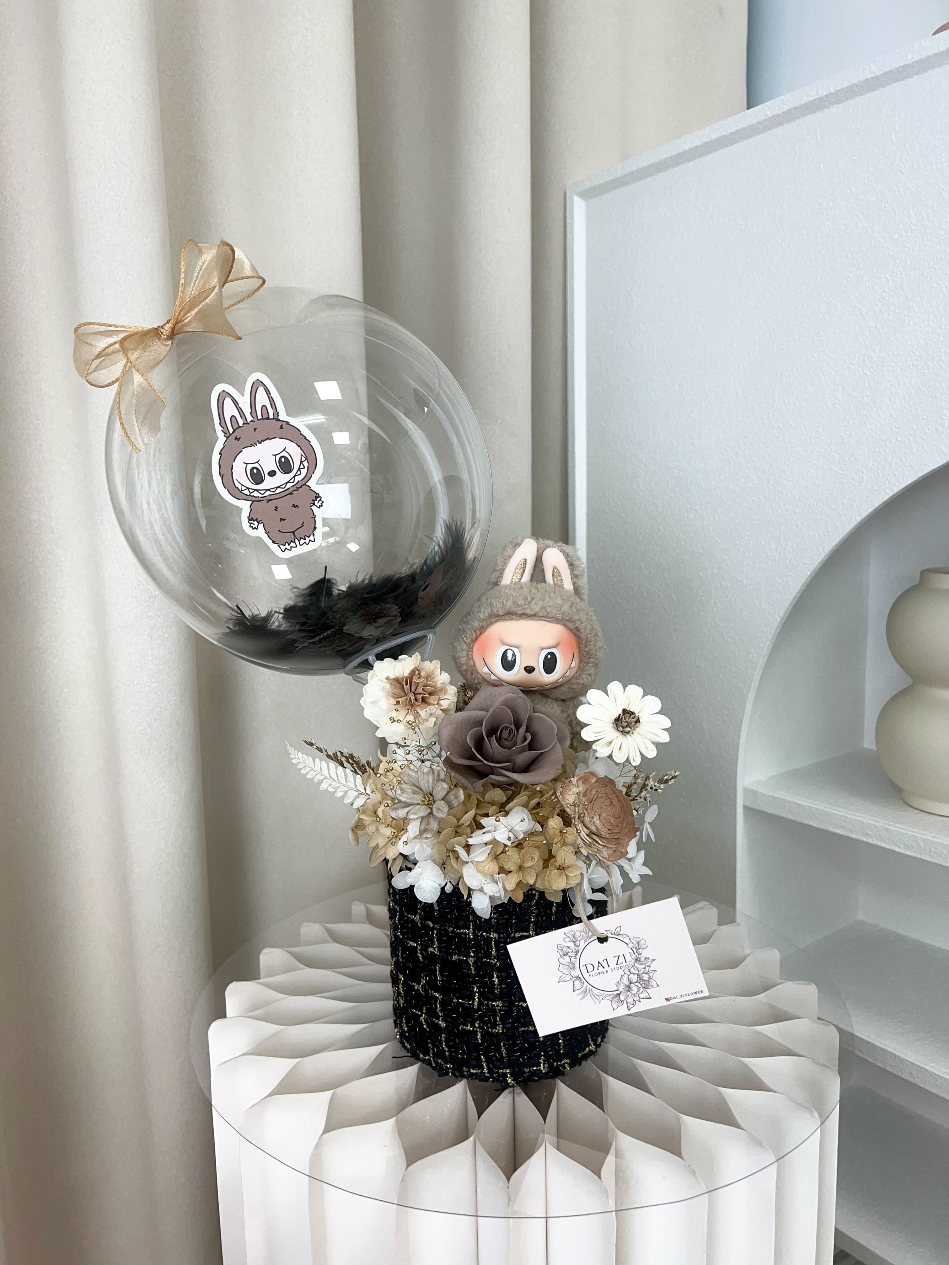 台北永生花店代紫花藝：精品大地色 LABUBU 永生花抱抱桶，黑金小香風花桶設計，高質感客製化花禮。