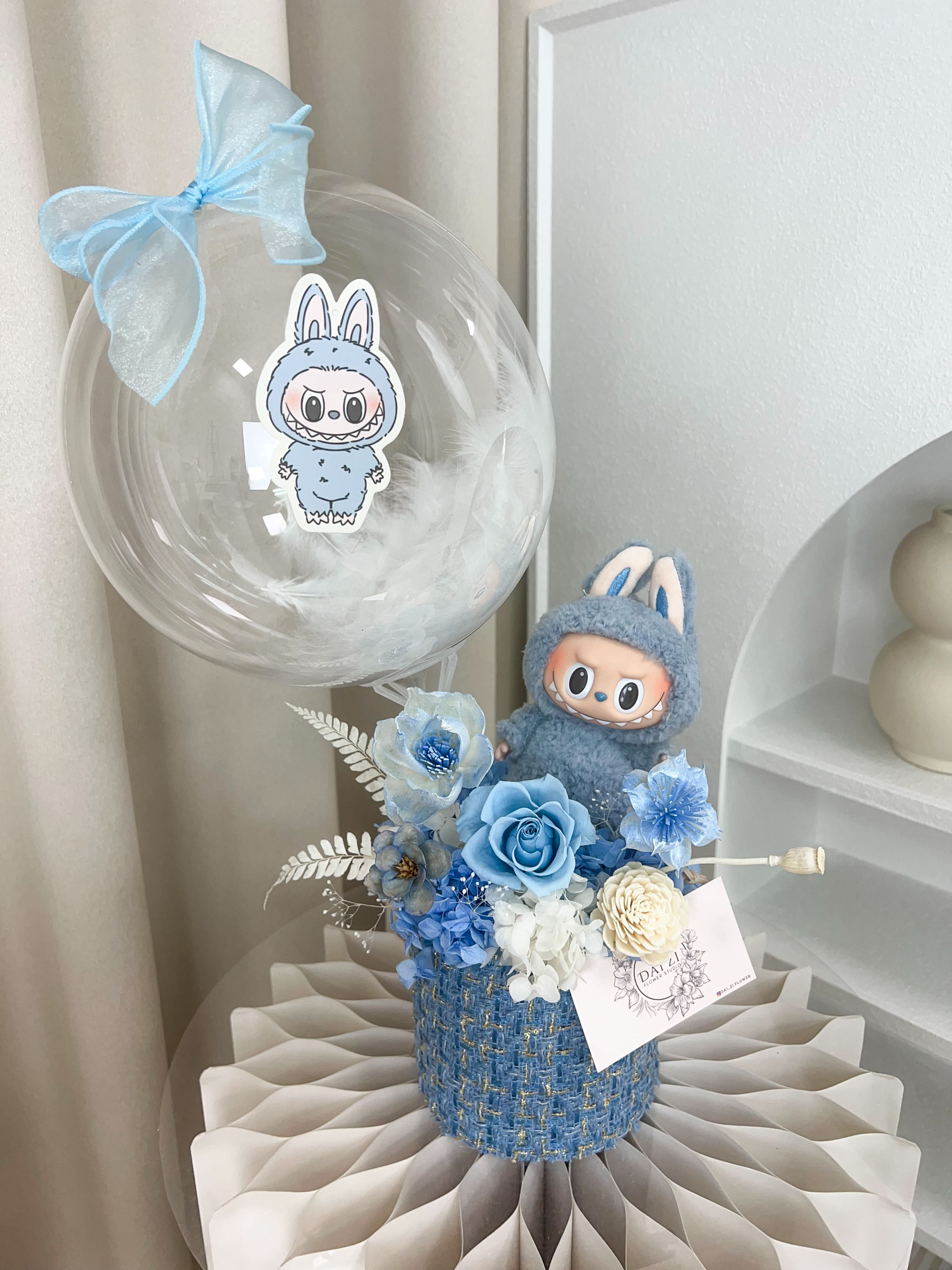 台北中山區永生花推薦：DAIZI 藍色 LABUBU 永生花抱抱桶，精品小香風藍玫瑰設計，質感畢業、情人節送禮。