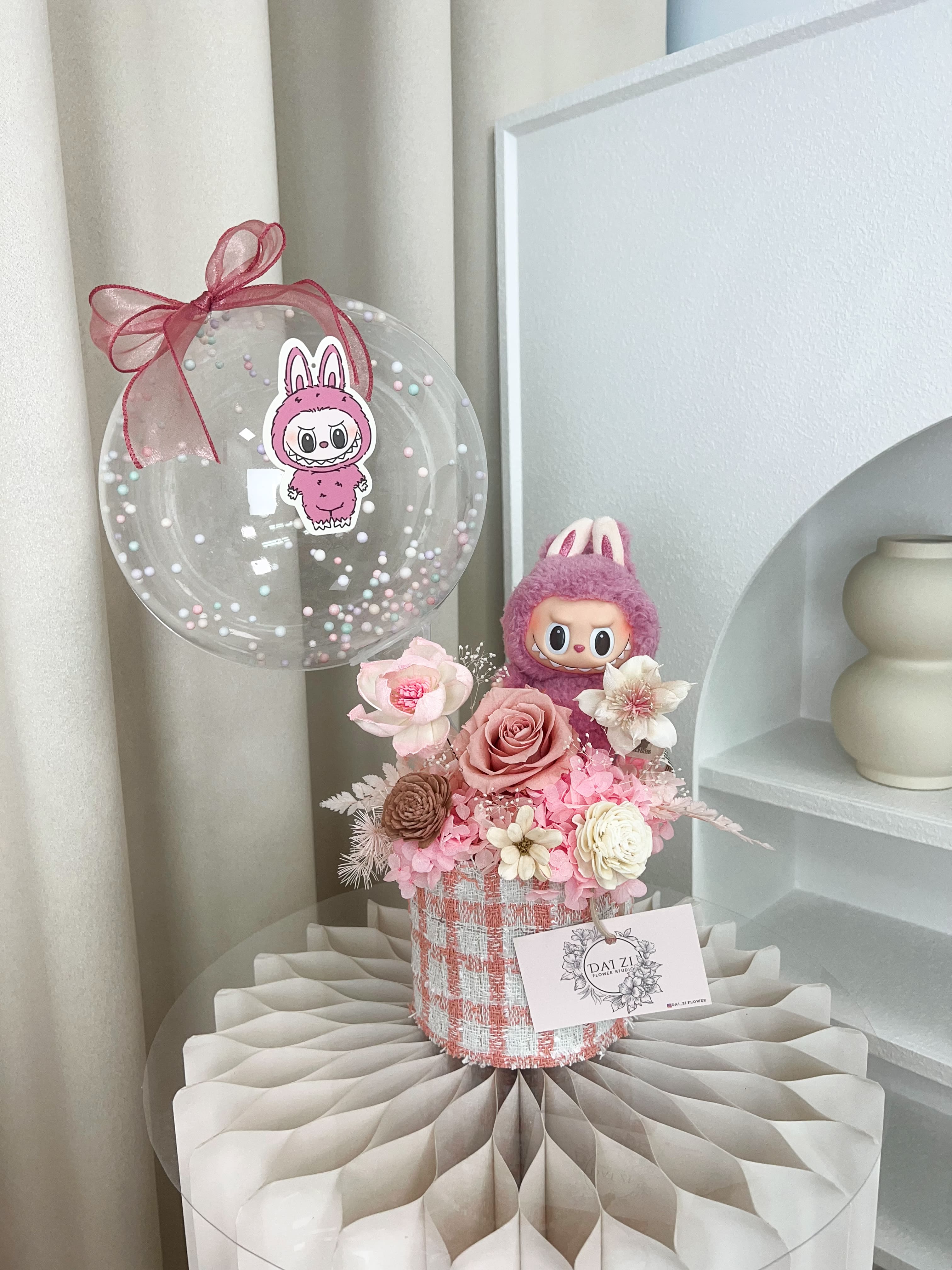 台北代紫花藝精品粉色 LABUBU 永生花迷你抱抱桶，小香風粉玫瑰客製化設計，台北中山區送花首選。