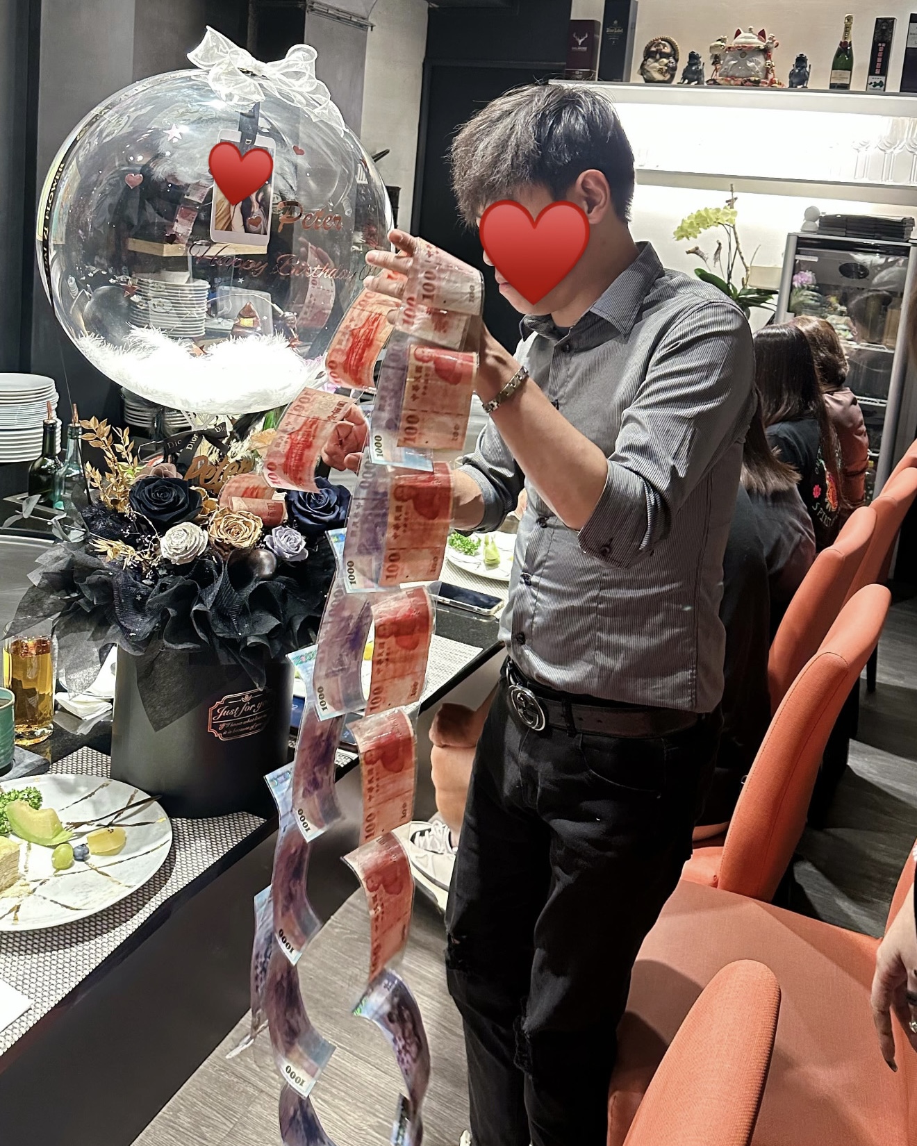 台北花店 DAIZI 代紫花藝【墨藍曜序】永生花抽錢抱抱桶，餐廳慶生驚喜抽錢花禮，台北客製化生日禮物推薦。