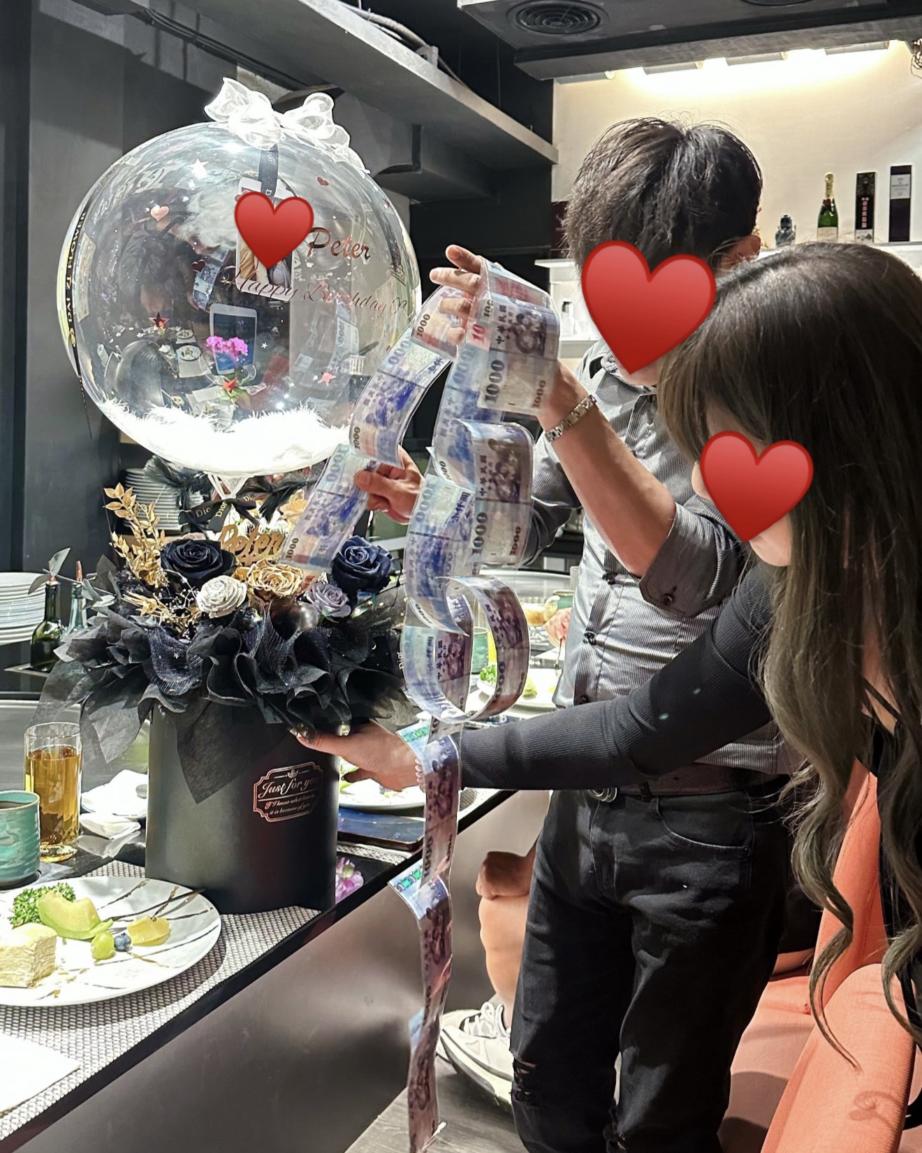 台北慶生驚喜:DAIZI 代紫花藝墨藍曜序抽錢波波球永生花,黑金質感精品花禮,台北民權西路、中山國小站花店。