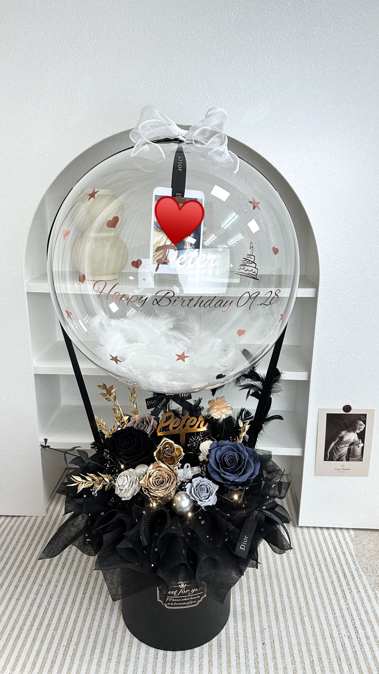 台北中山區花店推薦 DAIZI 代紫花藝：墨藍曜序奢華永生花抱抱桶，精品黑金小香風藍玫瑰設計，台北送花服務首選。