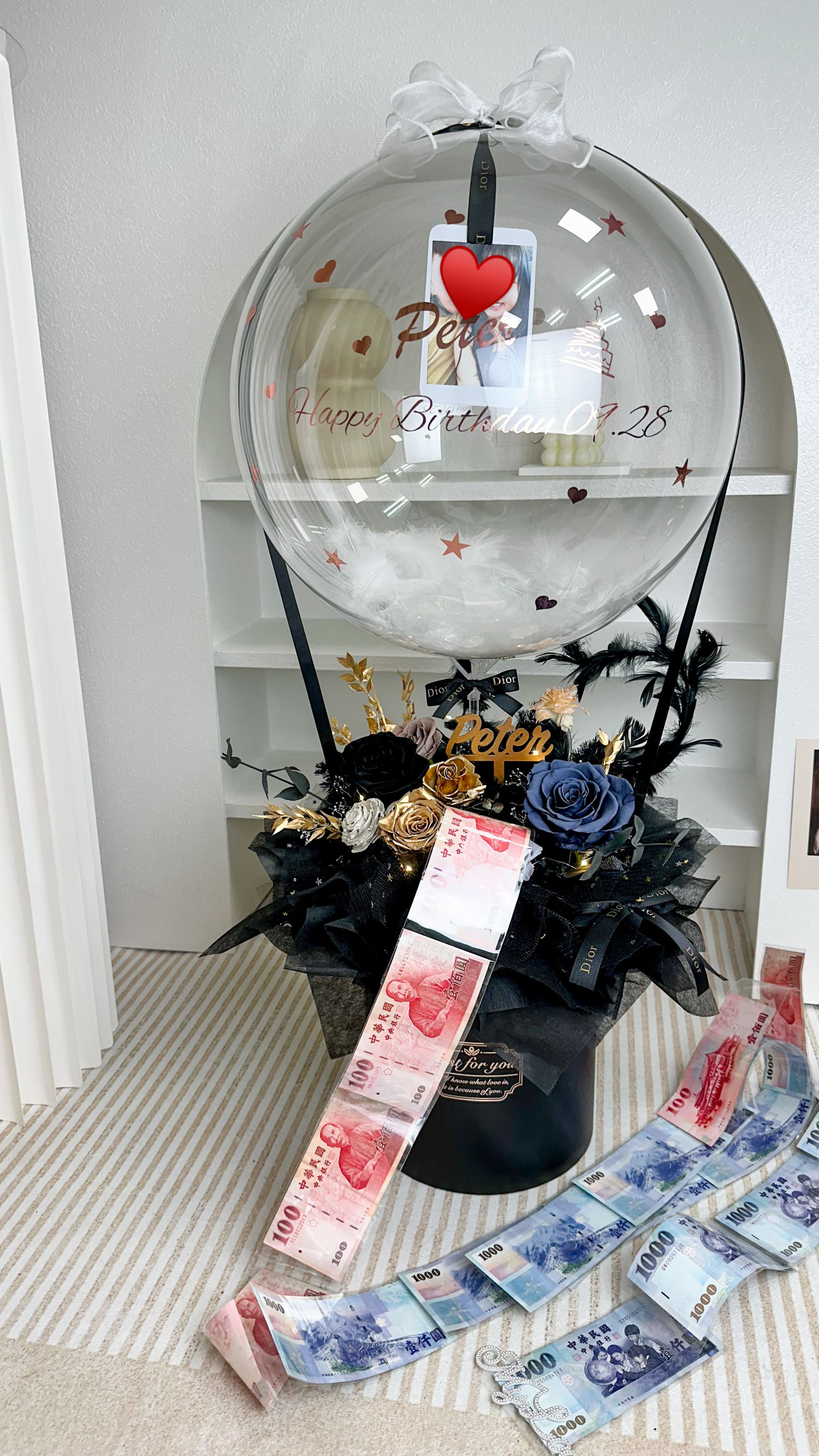 台北抽錢花束推薦：DAIZI 代紫花藝【墨藍曜序】永生花抽錢抱抱桶，客製化台幣驚喜百鈔花禮，台北中山區精品送花。