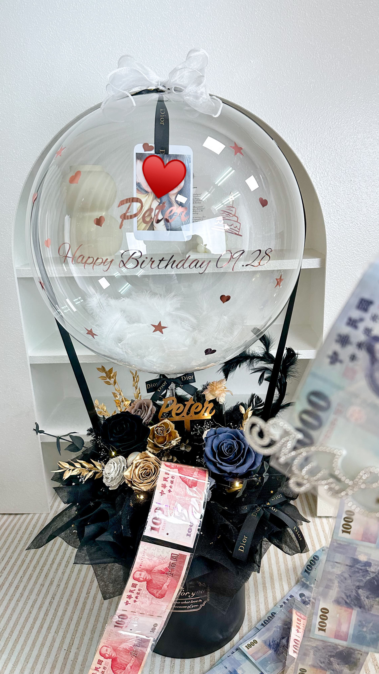 精品級 DAIZI 代紫花藝永生花抽錢抱抱桶，墨藍曜序客製化設計，高品質生日驚喜花禮，台北在地專業花藝推薦。