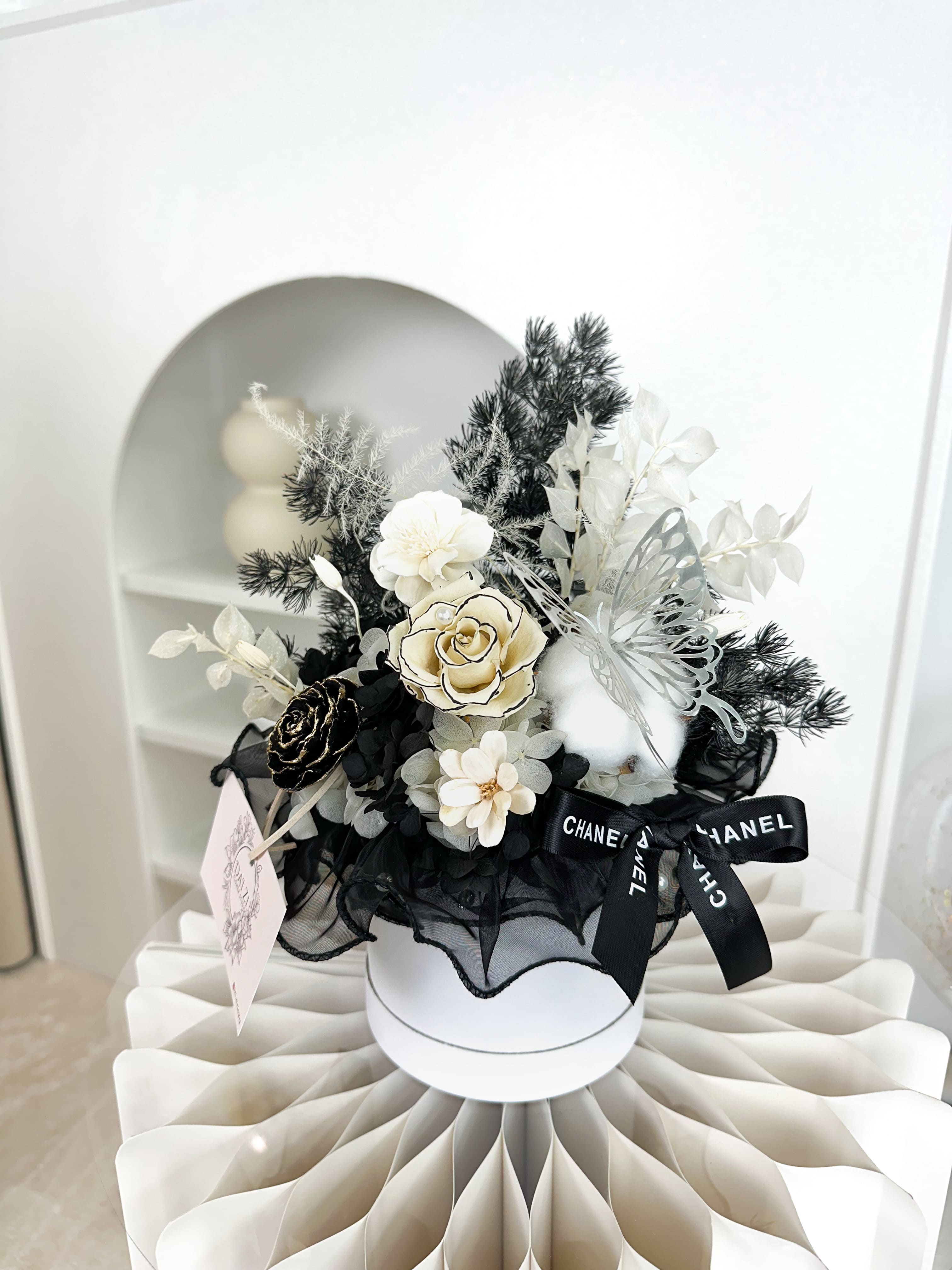 台北代紫花藝高品質永生花設計，小香風黑金系列迷你花桶，適合情人節、週年紀念日驚喜送禮。