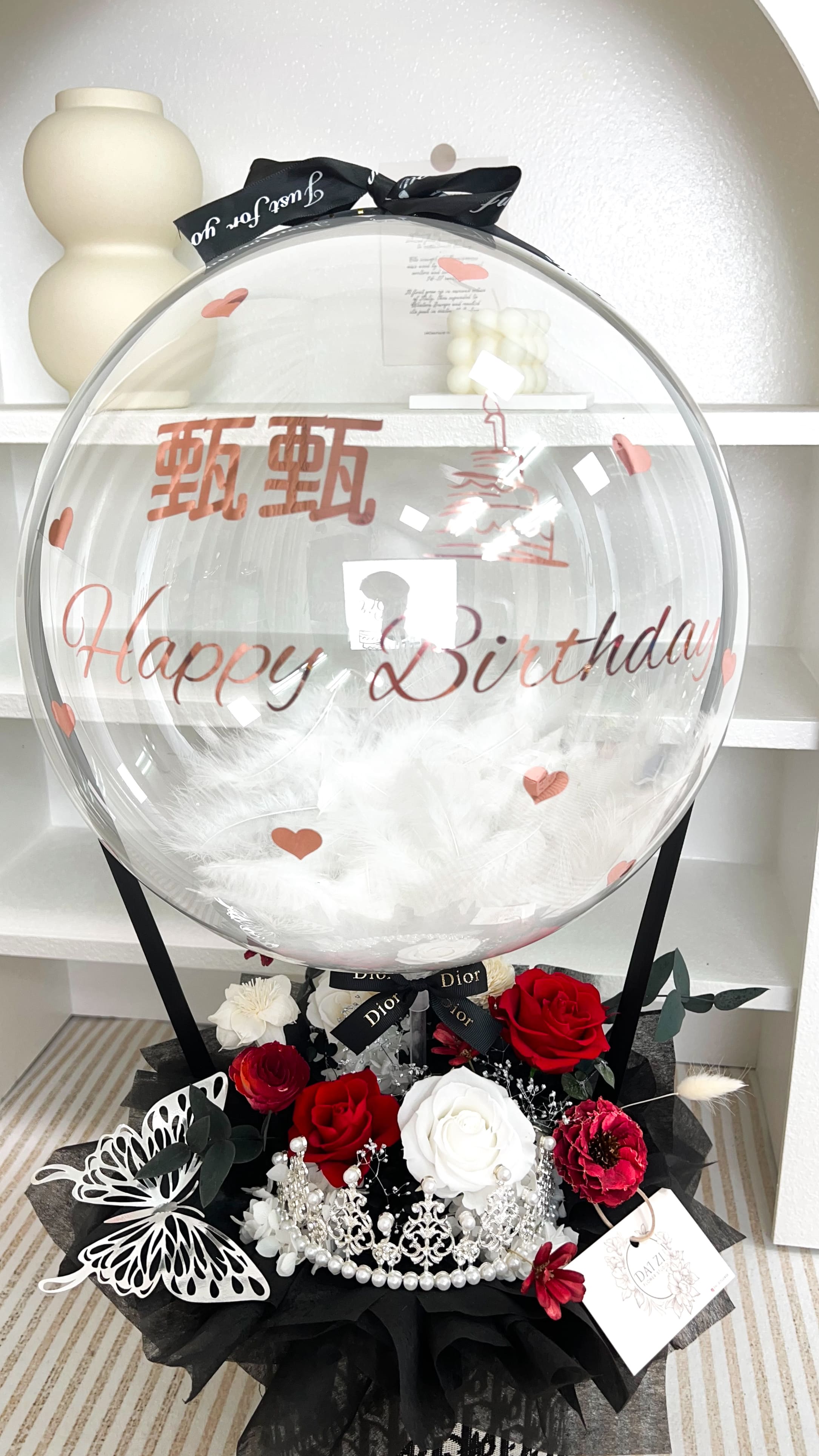 台北客製化永生花 DAIZI 代紫花藝,紅白色精品玫瑰抱抱桶細節,高品質週年紀念禮物推薦,台北中山區精品花藝工作室。
