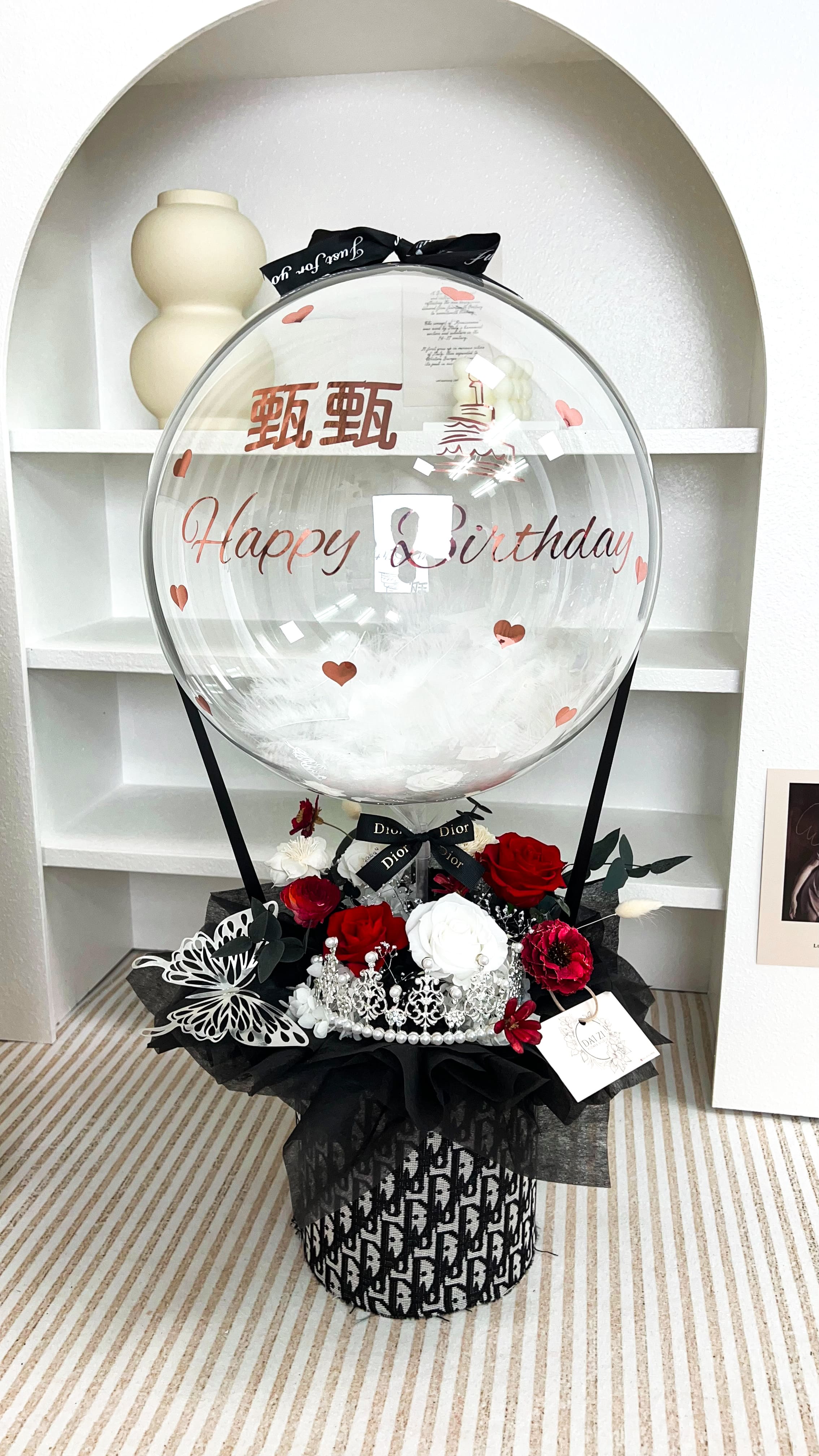 台北花店 DAIZI 代紫花藝紅白色永生花抱抱桶推薦，精品紅玫瑰客製化生日禮物首選，台北中山區專業送花服務。