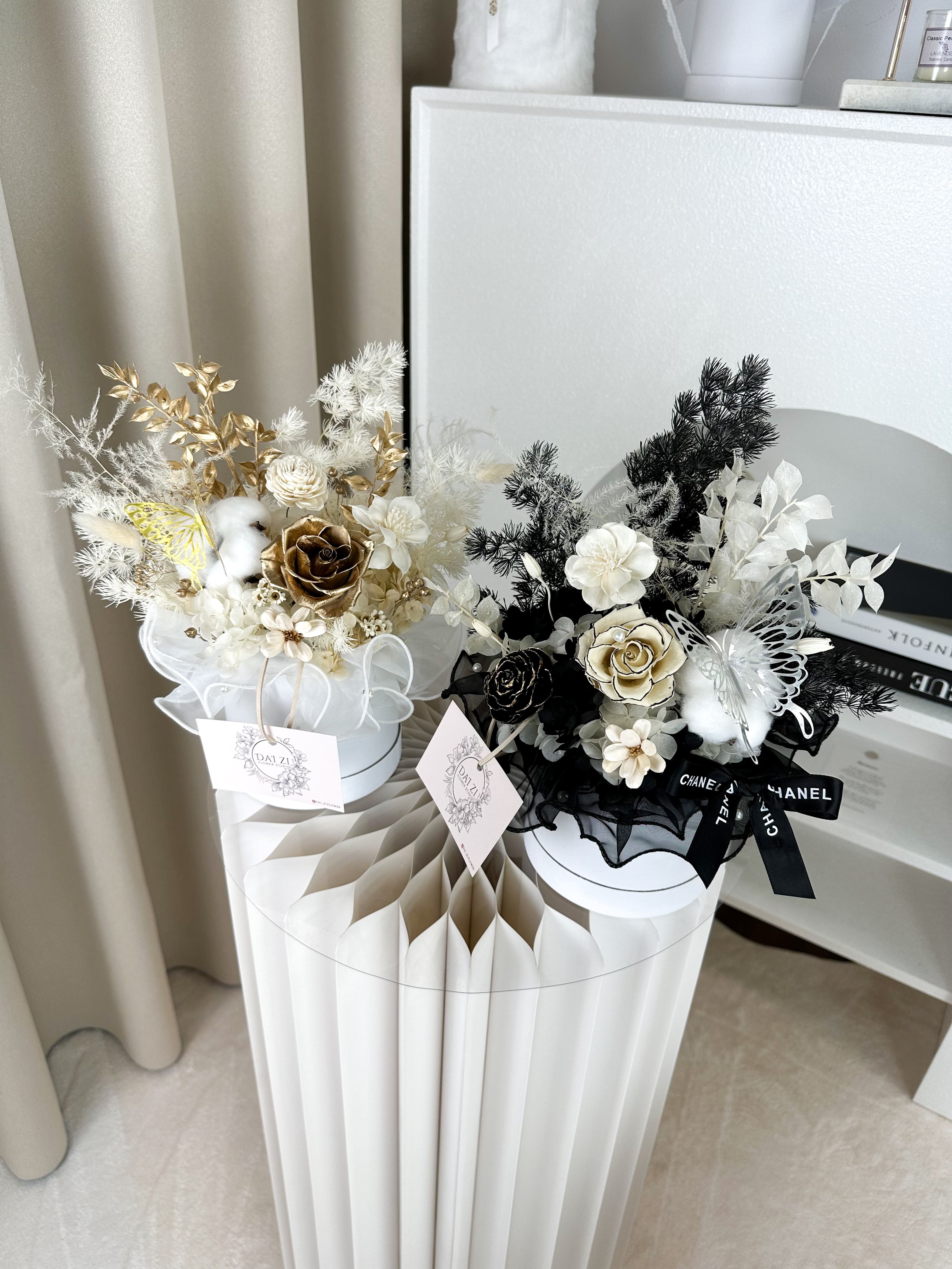 台北客製化永生花店 DAIZI:金色奢華迷你抱抱桶俯視細節,精品級金玫瑰花藝設計,台北中山區高品質送花推薦首選。