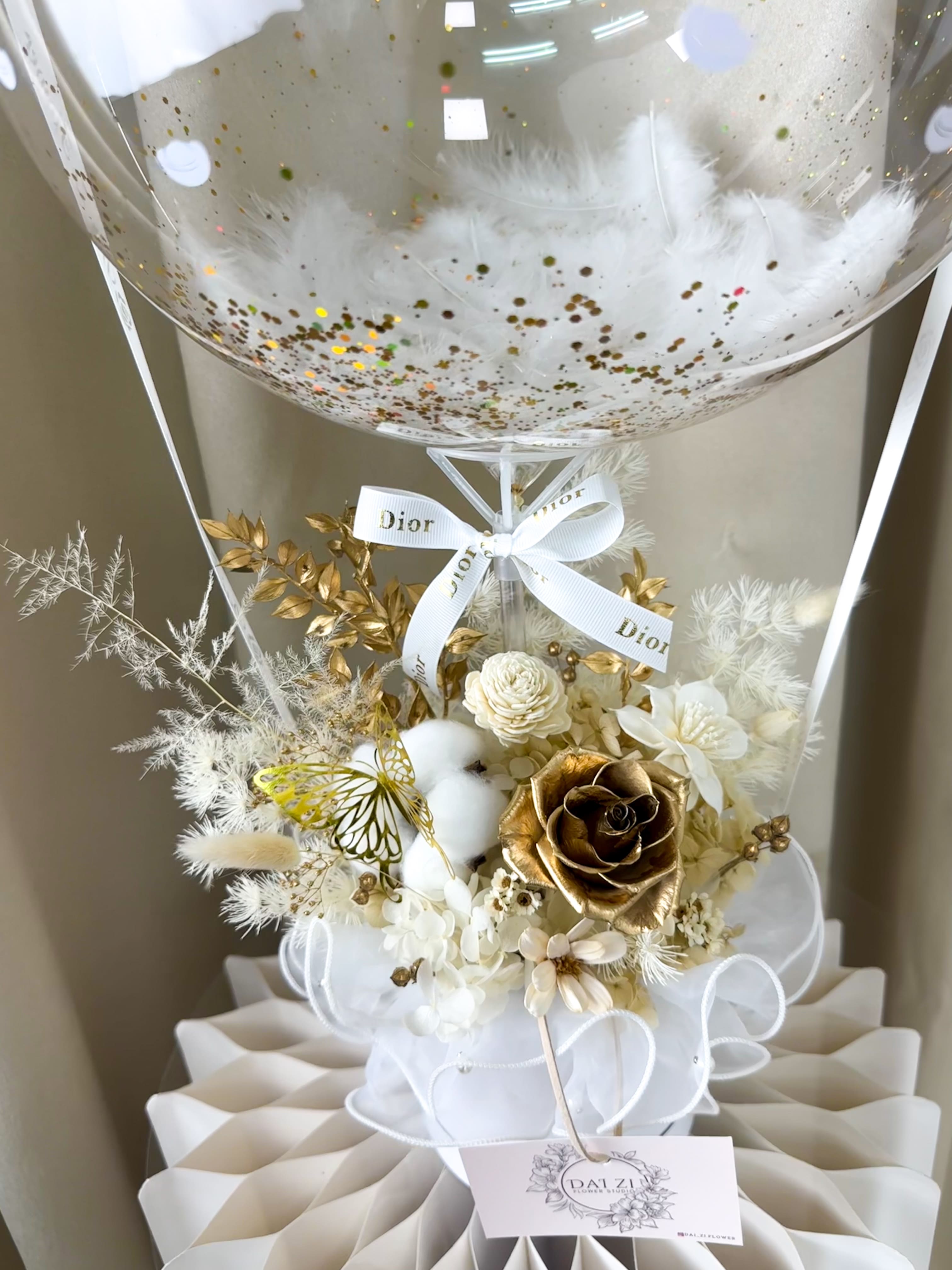 台北中山區永生花推薦 DAIZI 代紫花藝:金色系精品抱抱桶細節特寫,奢華金箔玫瑰永生花設計,台北捷運民權西路站高品質花禮。