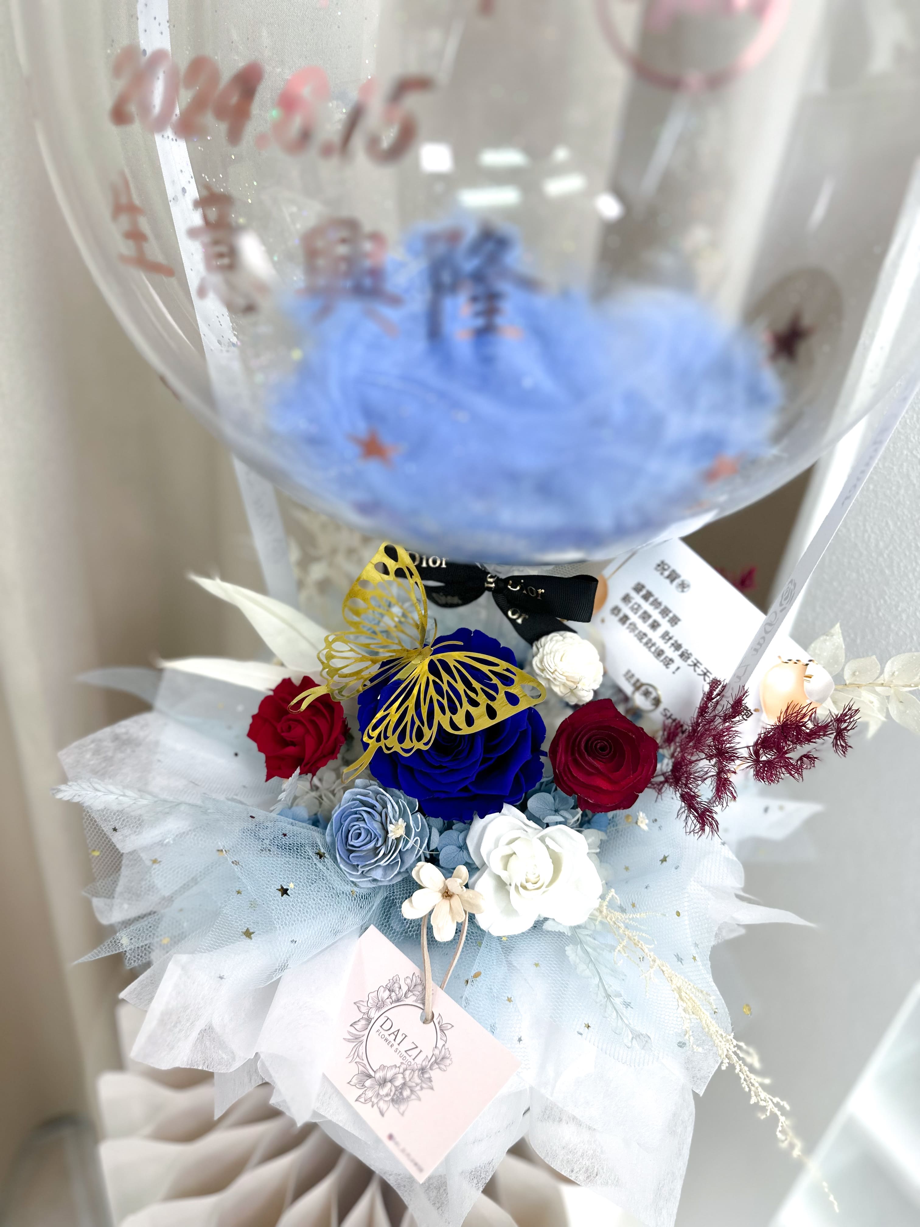 台北中山區永生花推薦：代紫花藝 SYM 專屬精品抱抱桶，高品質紅藍玫瑰客製化設計，台北捷運民權西路站周邊花店。