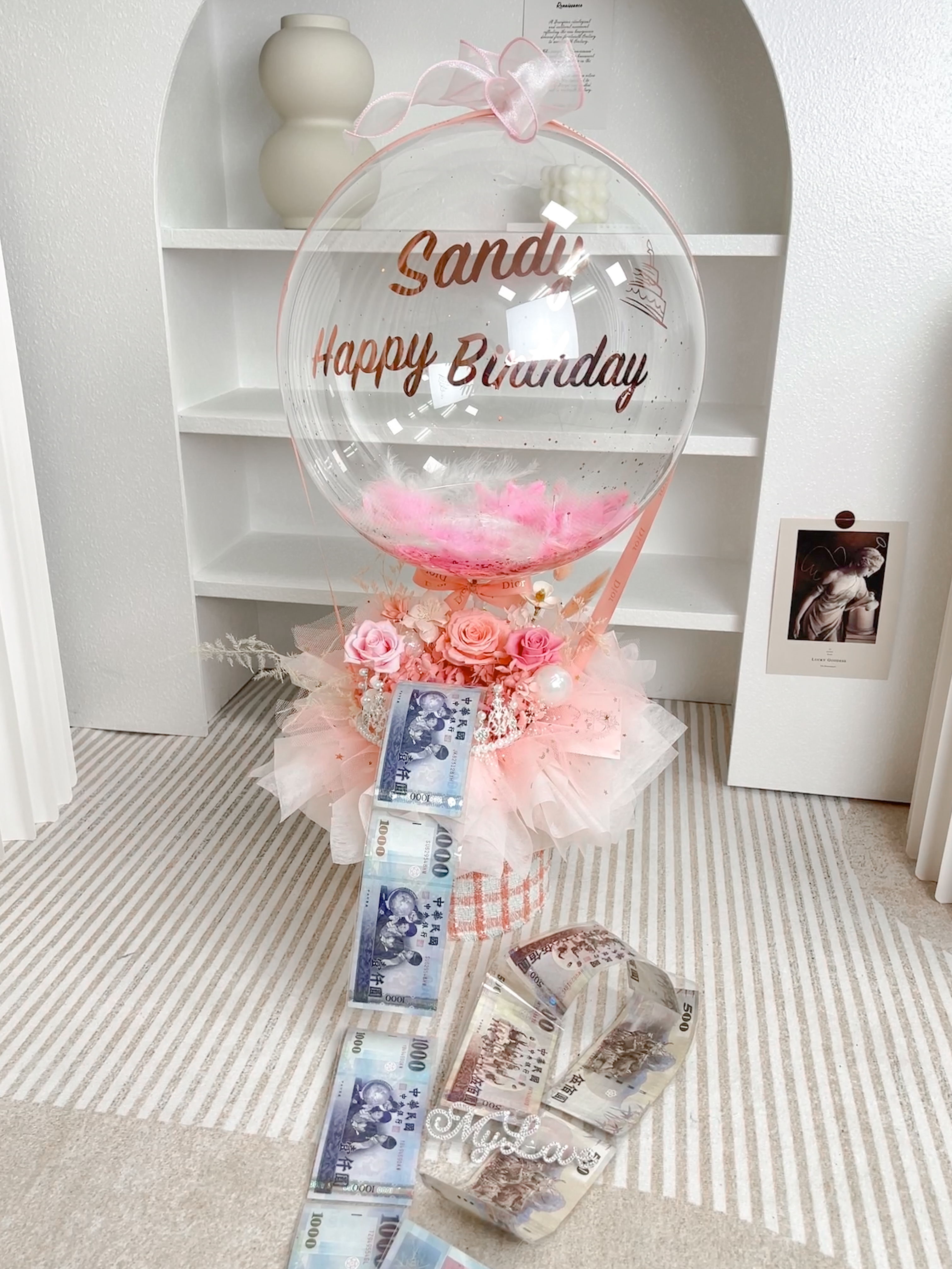 台北花店推薦 DAIZI 代紫花藝：粉色精品永生花抽錢抱抱桶，驚喜抽錢功能客製化生日禮物，台北中山區、捷運民權西路站送花首選。