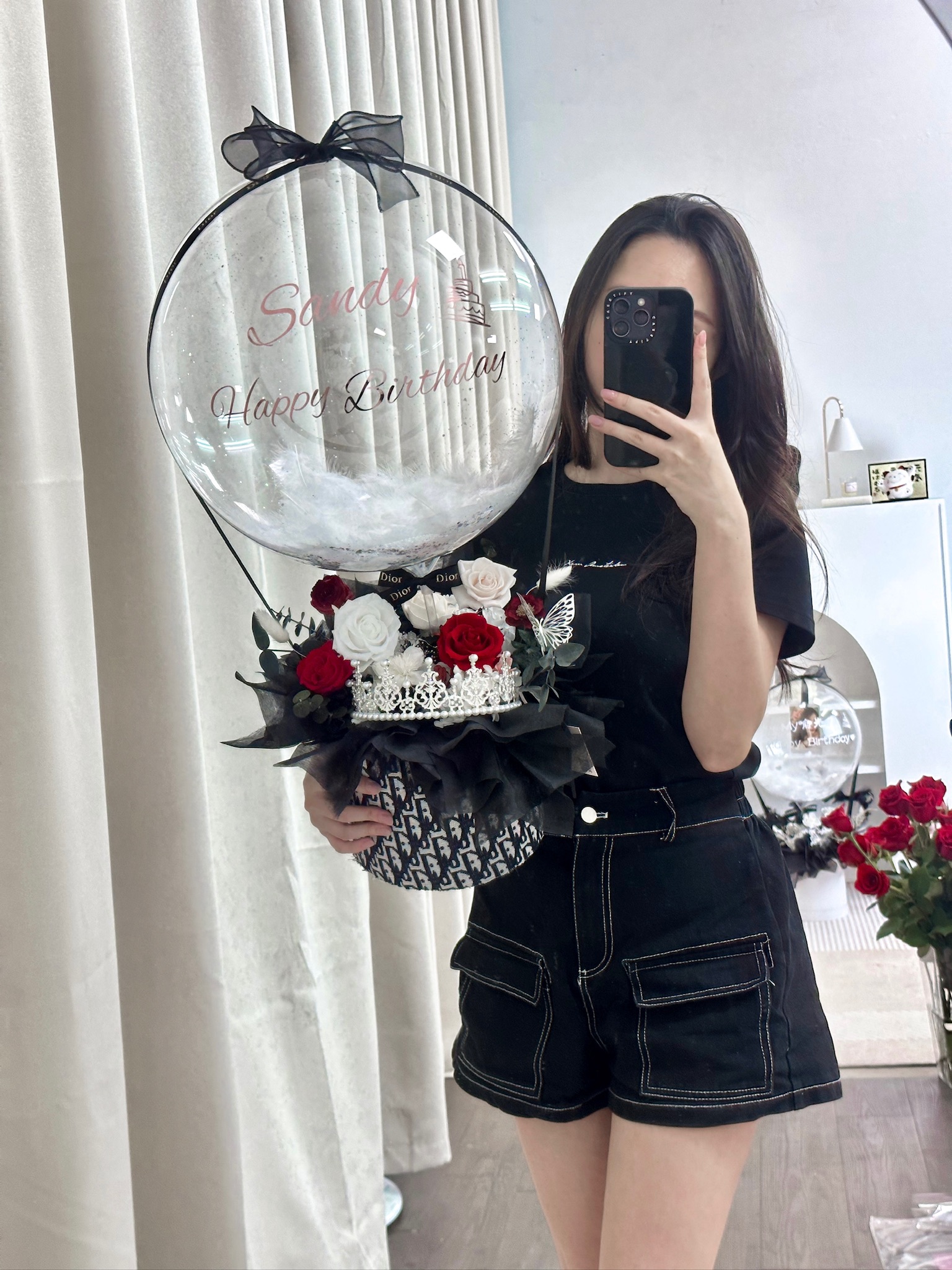 台北客製化永生花店 DAIZI：紅白色皇冠迷你抱抱桶俯視細節，精品級玫瑰花藝設計，台北中山區高品質告白驚喜禮物推薦。