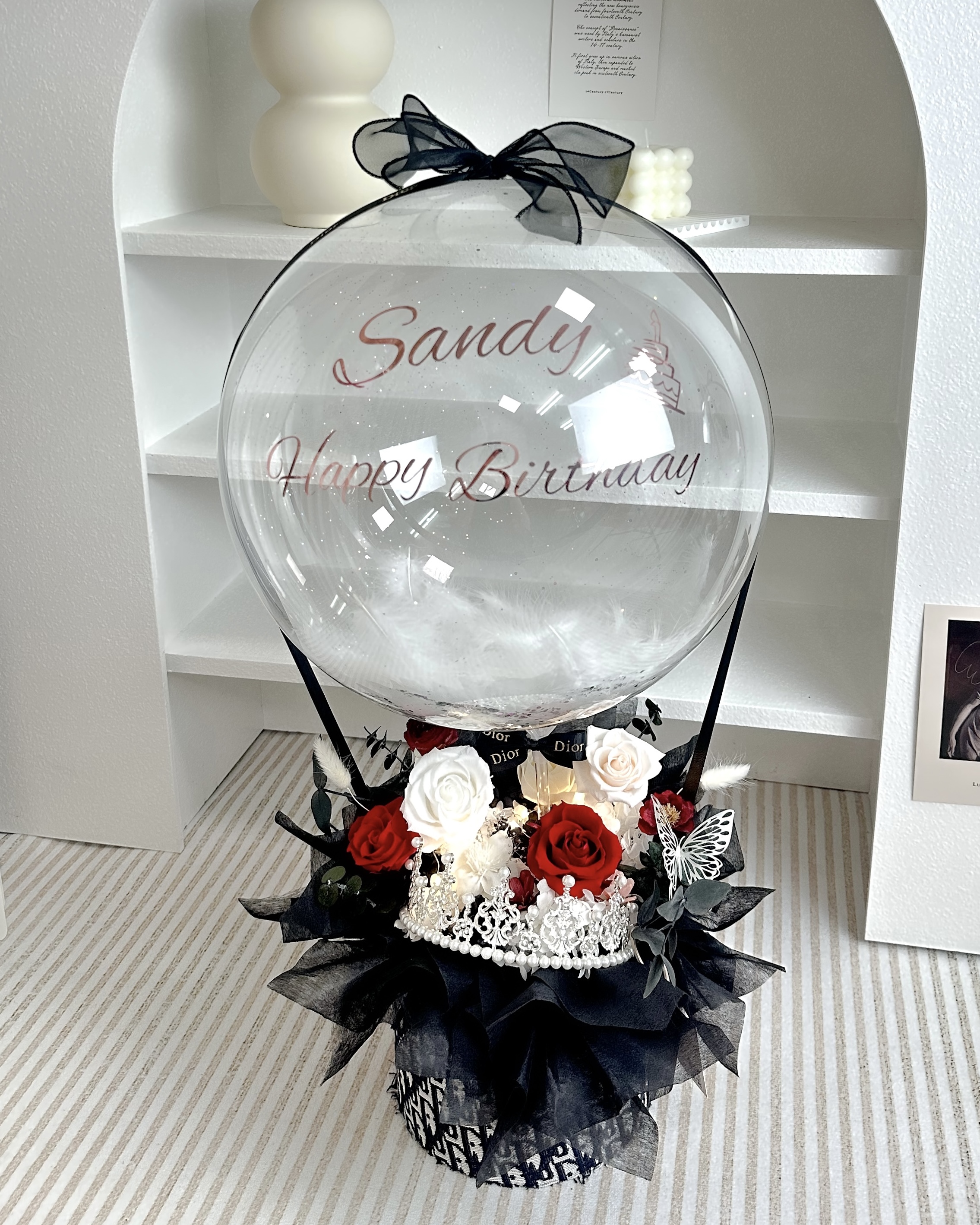 台北精品送花 DAIZI：紅白色皇冠永生花抱抱桶側拍，高品質紅玫瑰客製化求婚花束，台北捷運中山國小站專業精品花藝。
